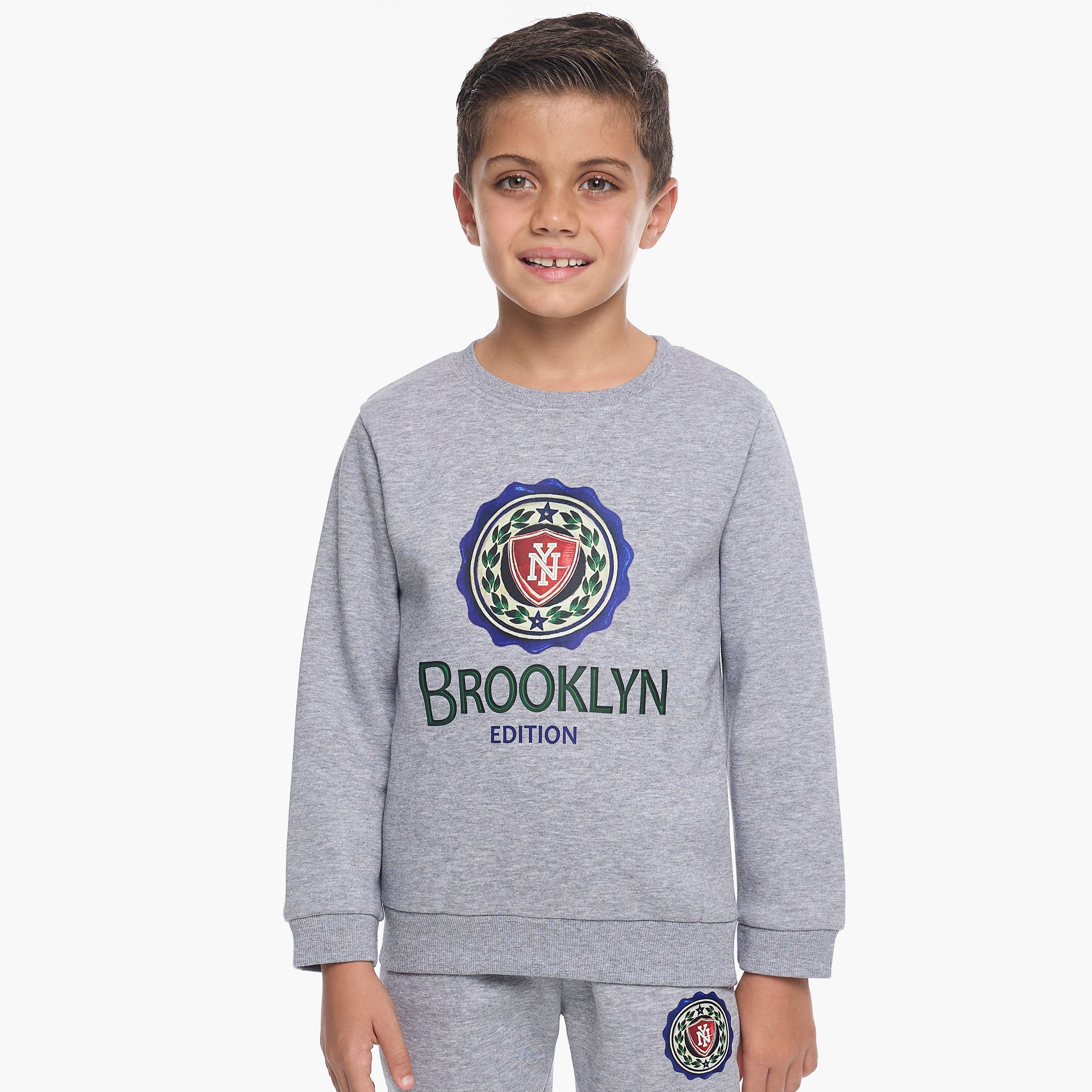 طقم من قطعتين سويت شيرت وبنطلون رياضي بطبعة بروكلين إيديشن من فيكتور اند جين-baby-boys-clothing-winterwear-setsandcoords-image-4