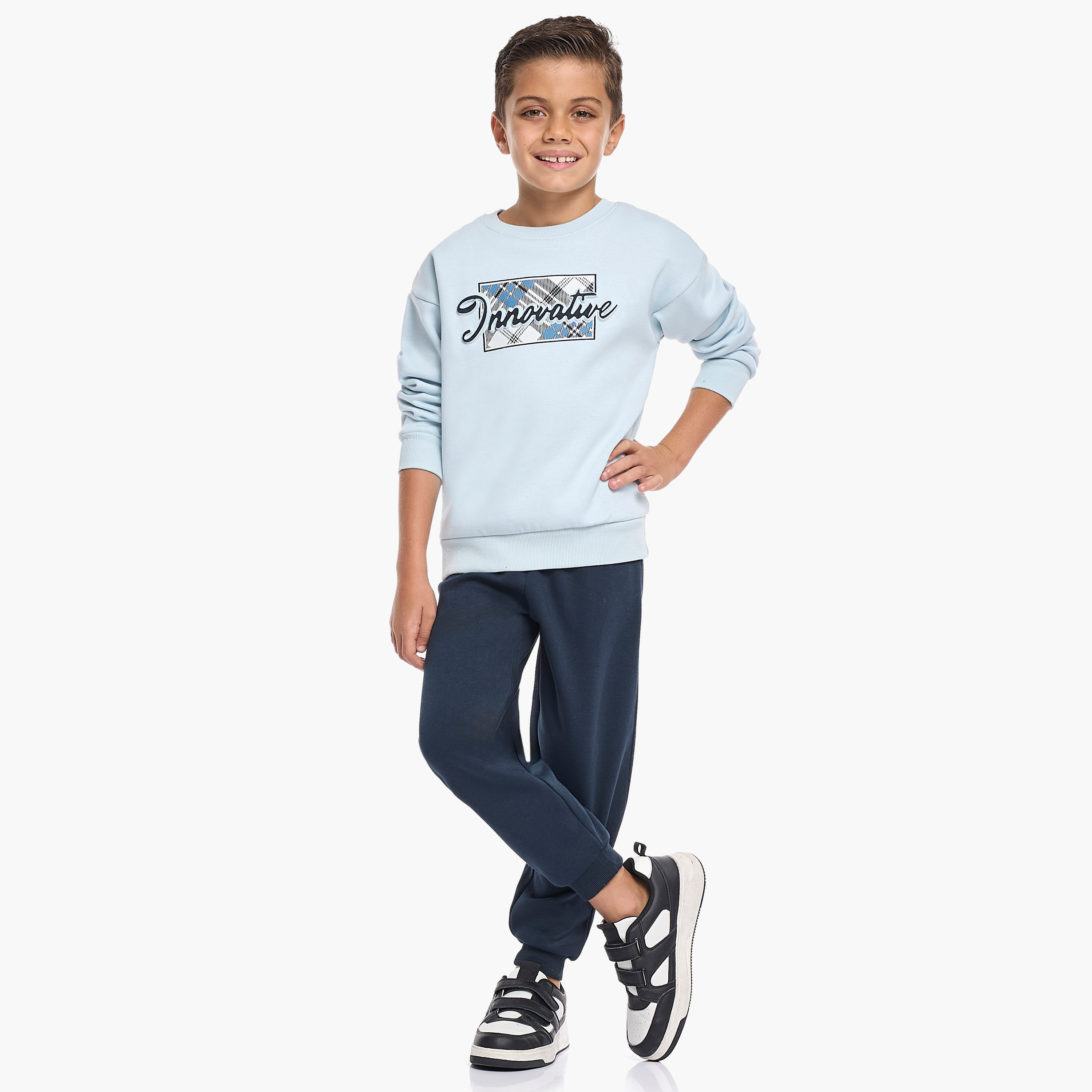 طقم من قطعتين سويت شيرت وبنطلون رياضي بطبعة أدفنشر من فيكتور اند جين-baby-boys-clothing-winterwear-setsandcoords-image-1