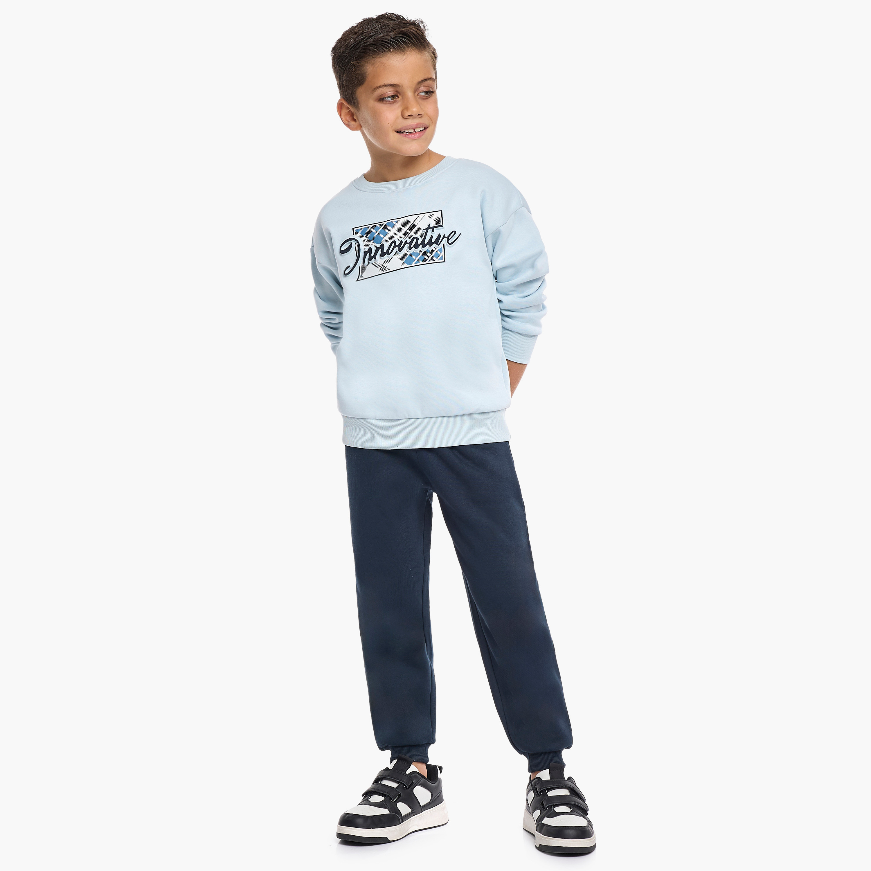 طقم من قطعتين سويت شيرت وبنطلون رياضي بطبعة أدفنشر من فيكتور اند جين-baby-boys-clothing-winterwear-setsandcoords-image-2