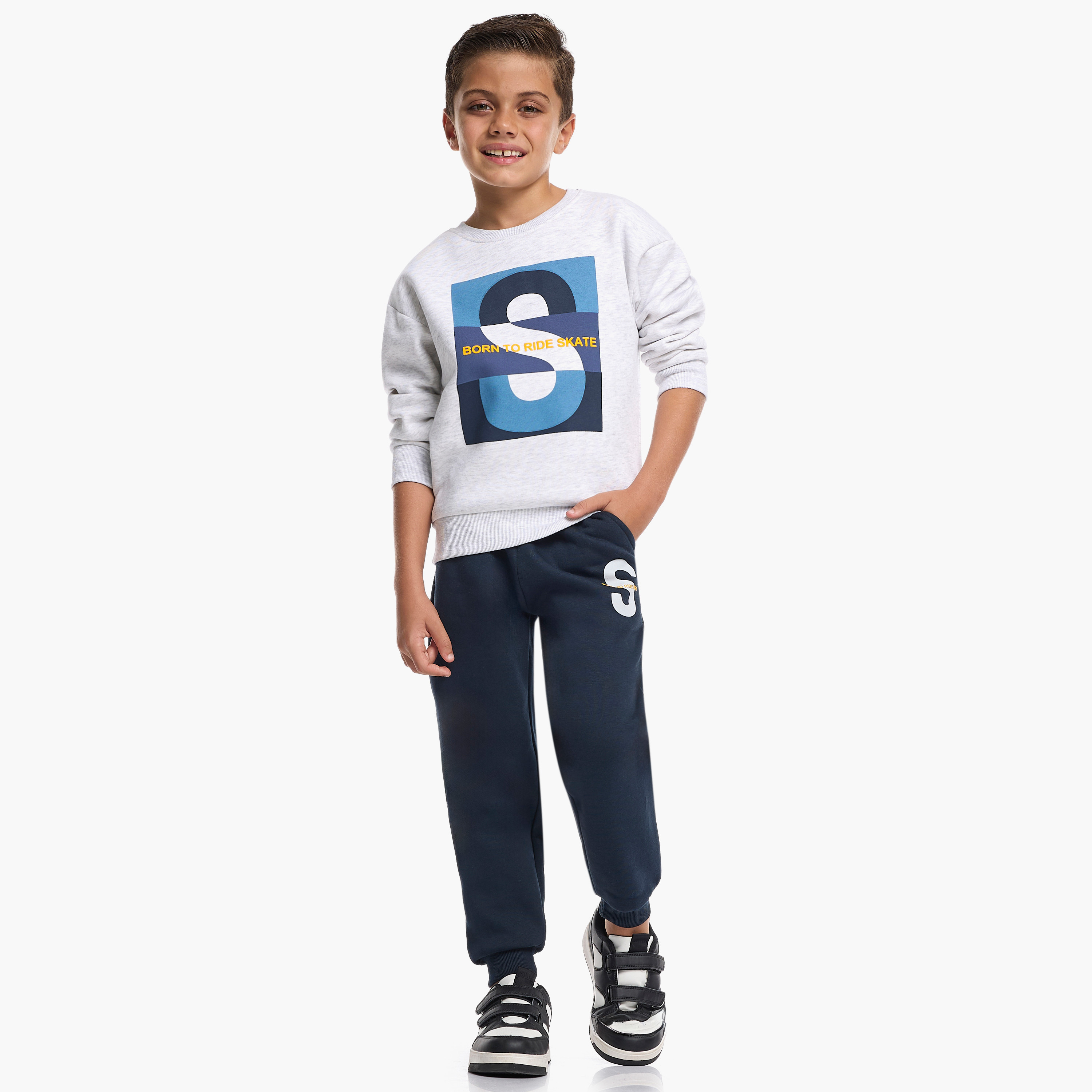 طقم من قطعتين سويت شيرت وبنطلون رياضي بطبعة بولد إس من فيكتور اند جين-baby-boys-clothing-winterwear-setsandcoords-image-1