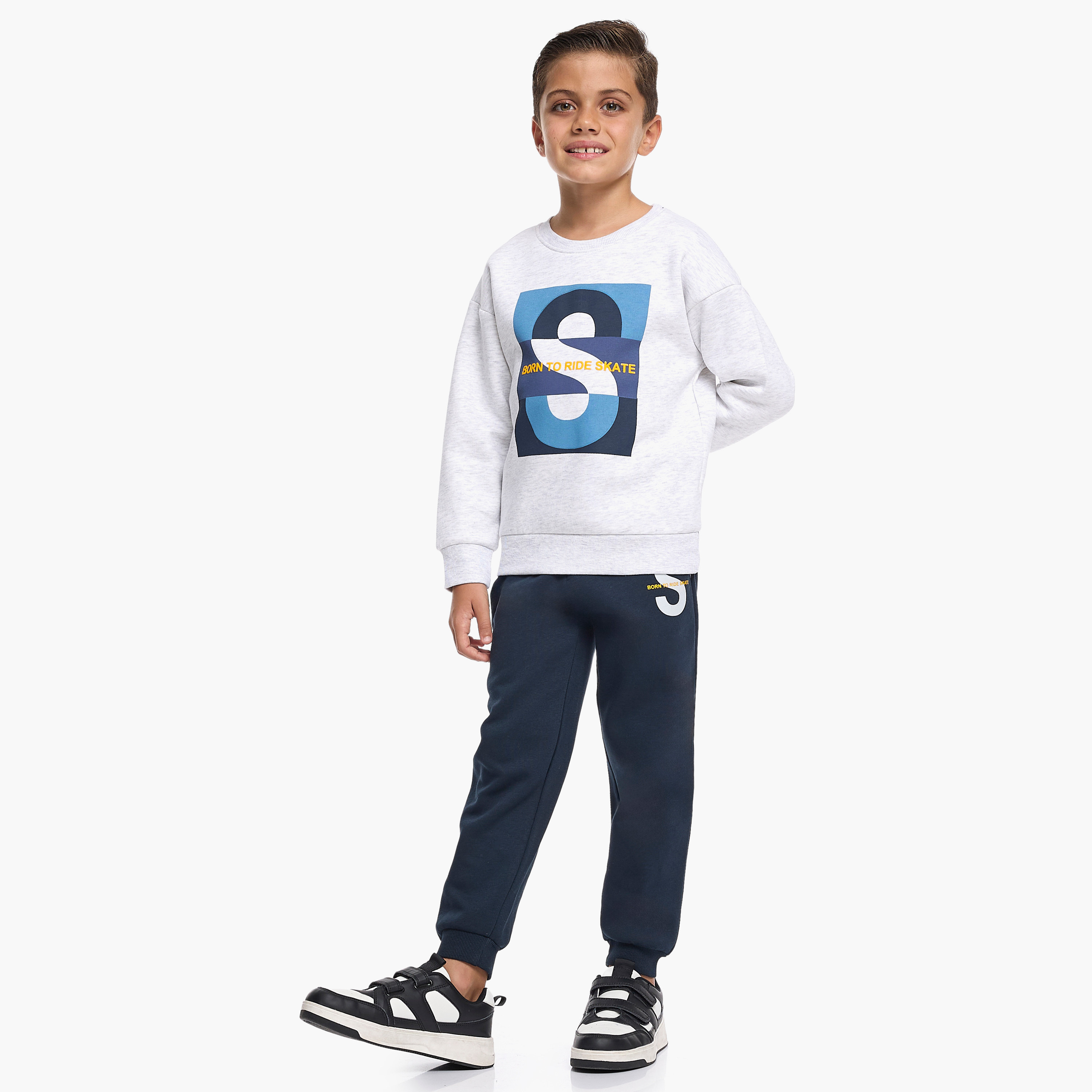 طقم من قطعتين سويت شيرت وبنطلون رياضي بطبعة بولد إس من فيكتور اند جين-baby-boys-clothing-winterwear-setsandcoords-image-2