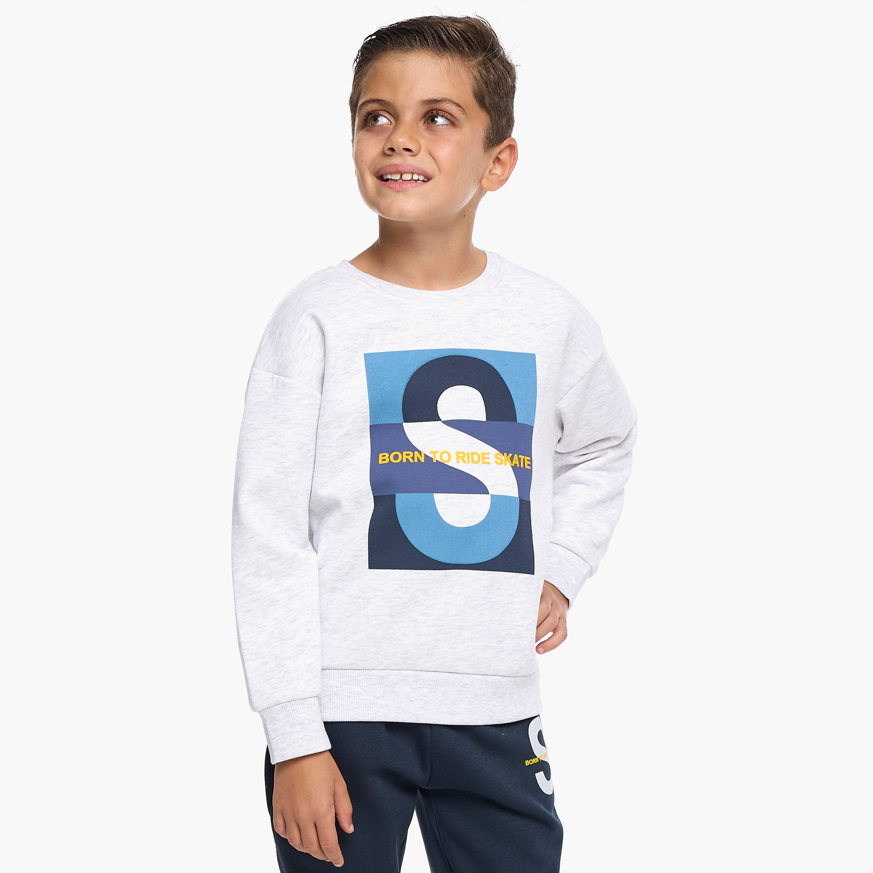 طقم من قطعتين سويت شيرت وبنطلون رياضي بطبعة بولد إس من فيكتور اند جين-baby-boys-clothing-winterwear-setsandcoords-image-4