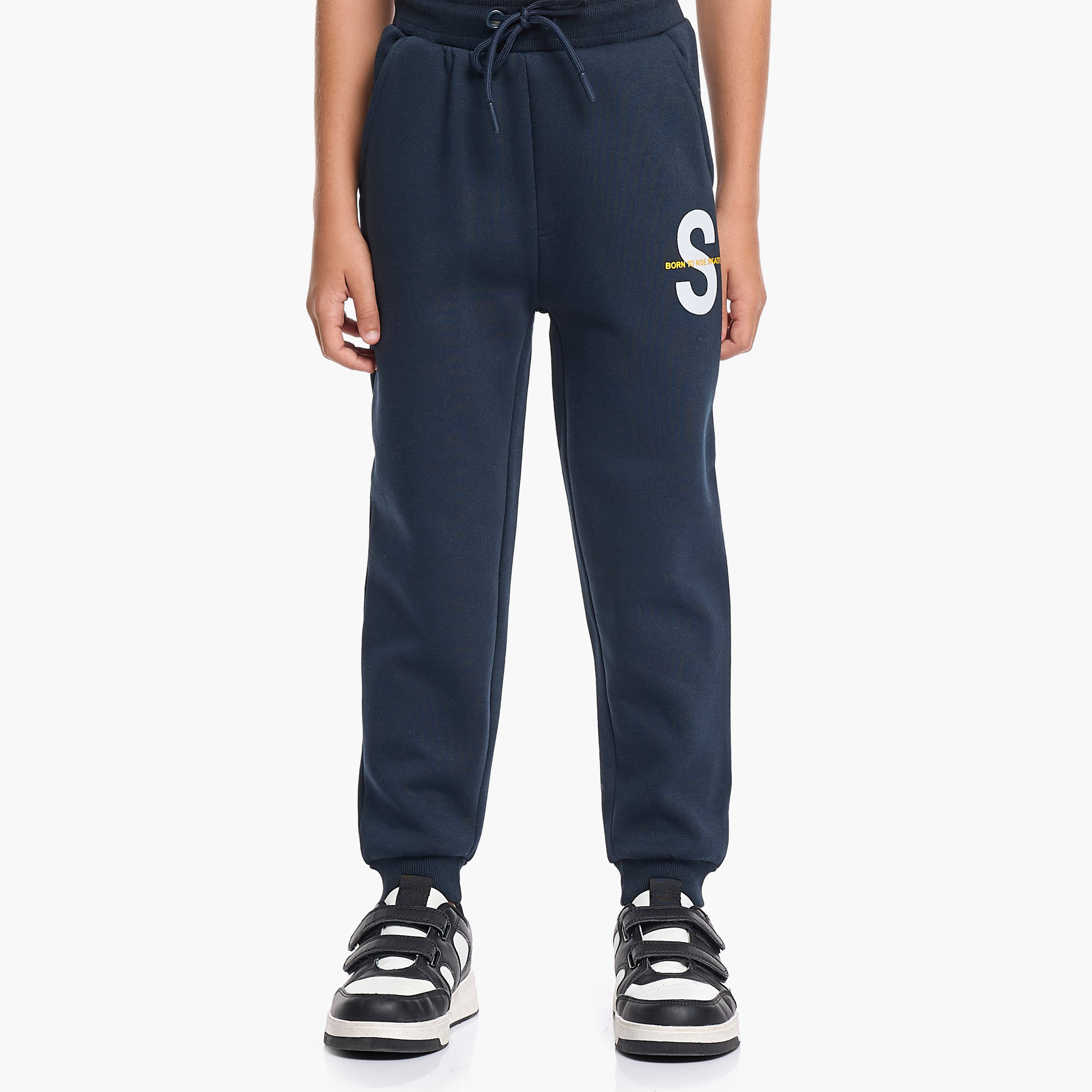 طقم من قطعتين سويت شيرت وبنطلون رياضي بطبعة بولد إس من فيكتور اند جين-baby-boys-clothing-winterwear-setsandcoords-image-5