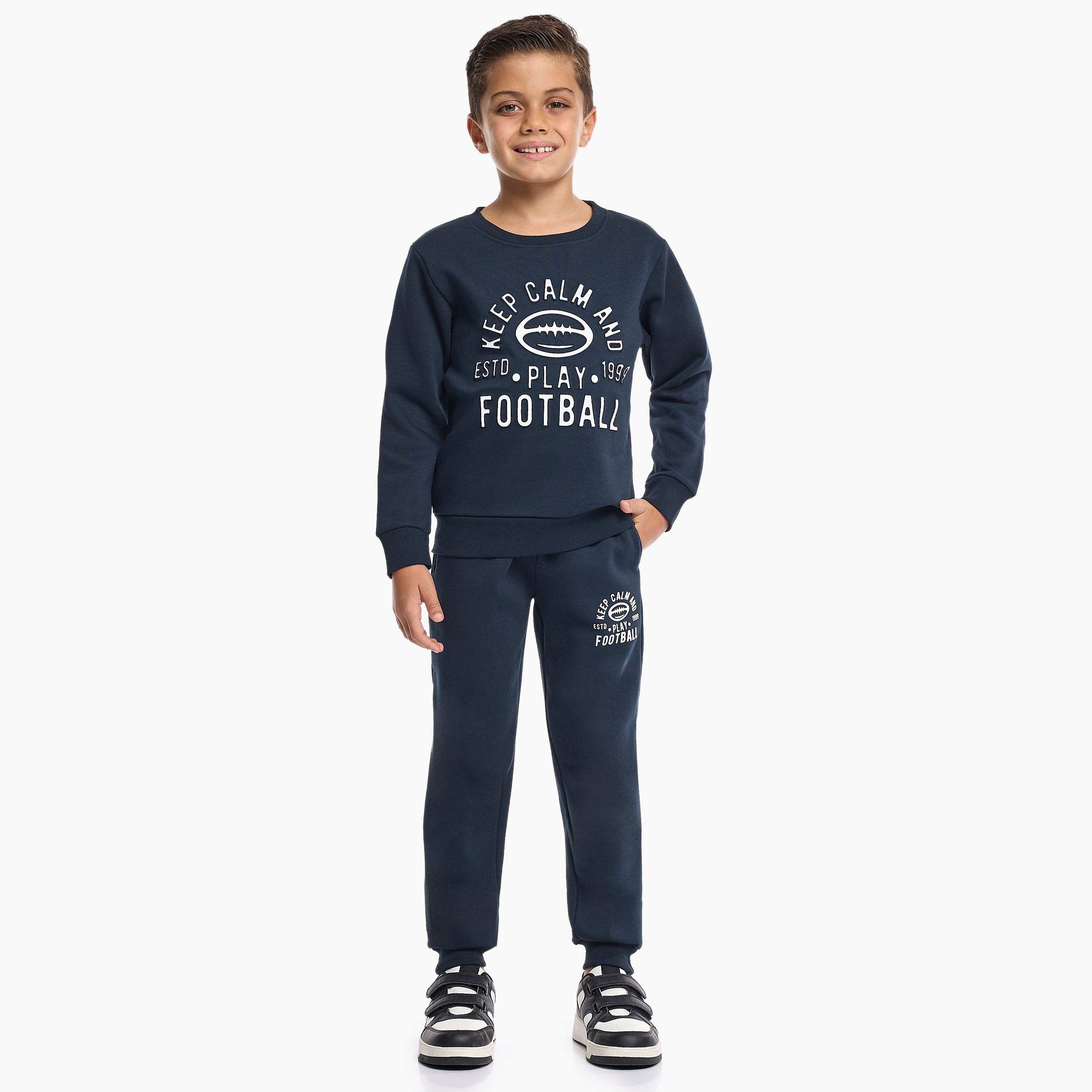 طقم من قطعتين سويت شيرت وبنطلون رياضي بطبعة كرة قدم من فيكتور اند جين-baby-boys-clothing-winterwear-setsandcoords-image-1