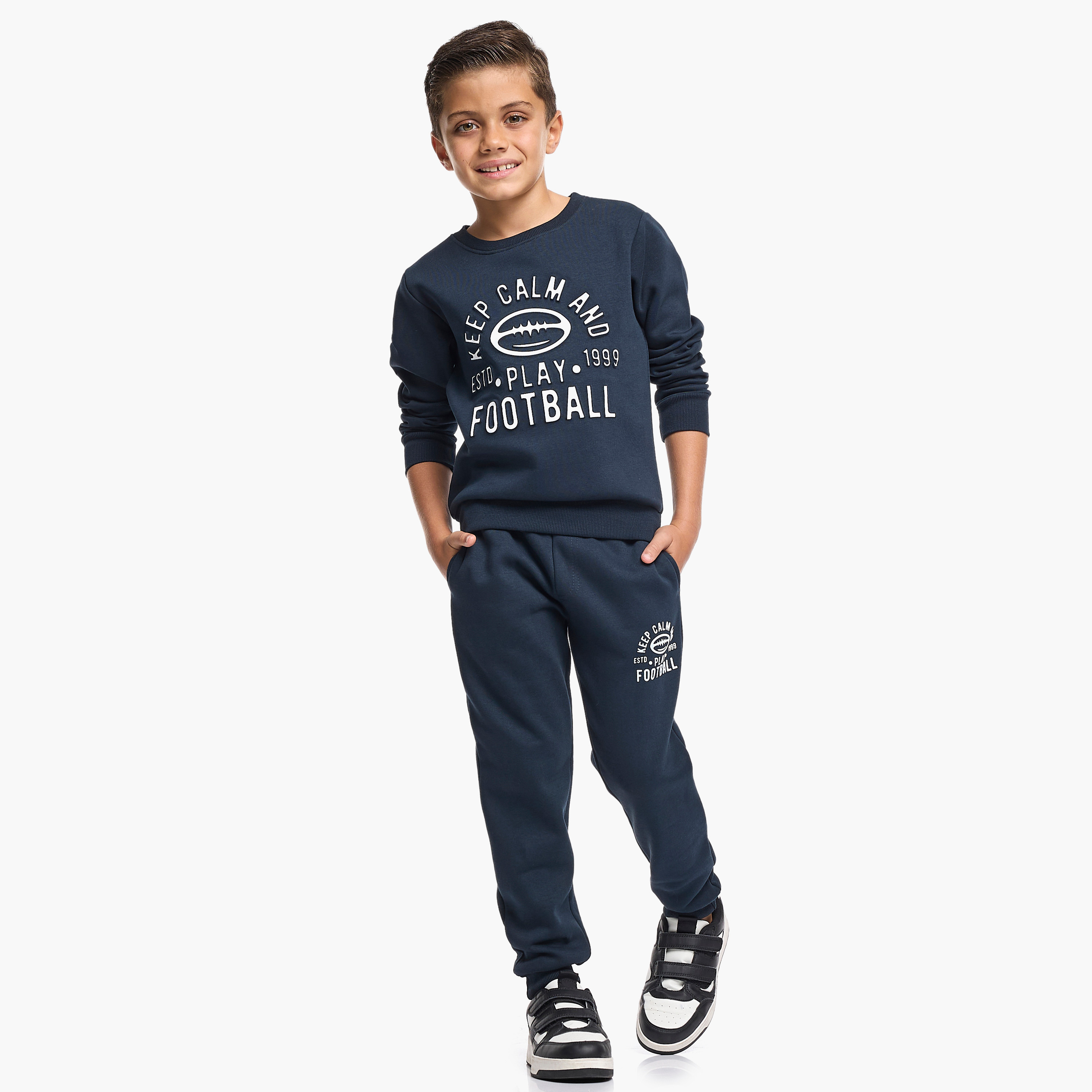 طقم من قطعتين سويت شيرت وبنطلون رياضي بطبعة كرة قدم من فيكتور اند جين-baby-boys-clothing-winterwear-setsandcoords-image-2