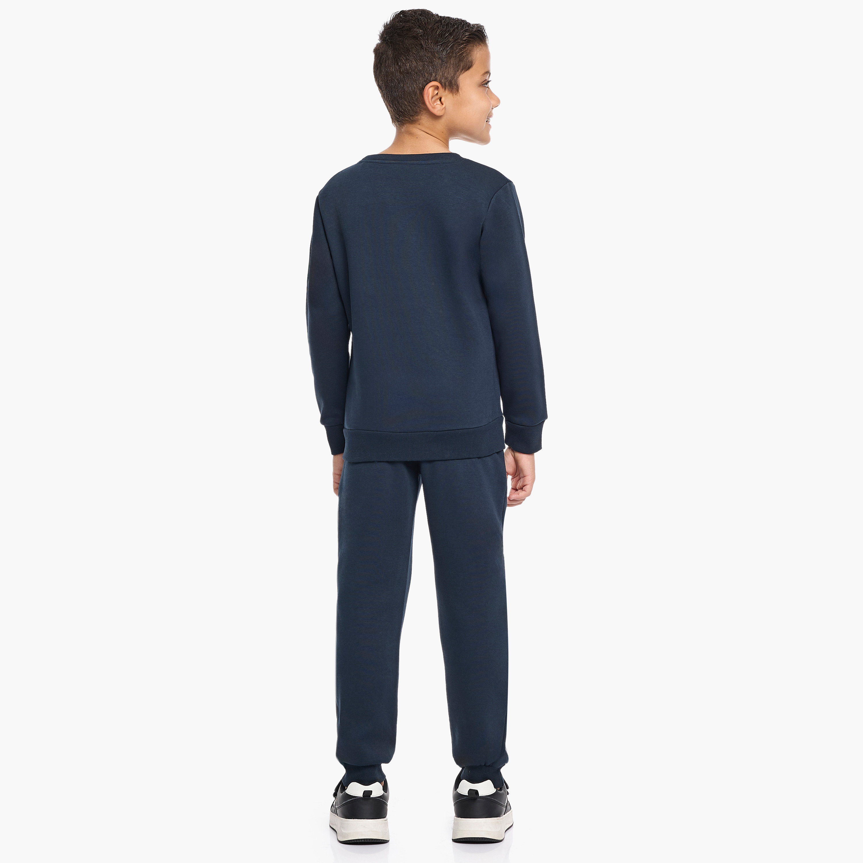 طقم من قطعتين سويت شيرت وبنطلون رياضي بطبعة كرة قدم من فيكتور اند جين-baby-boys-clothing-winterwear-setsandcoords-image-3