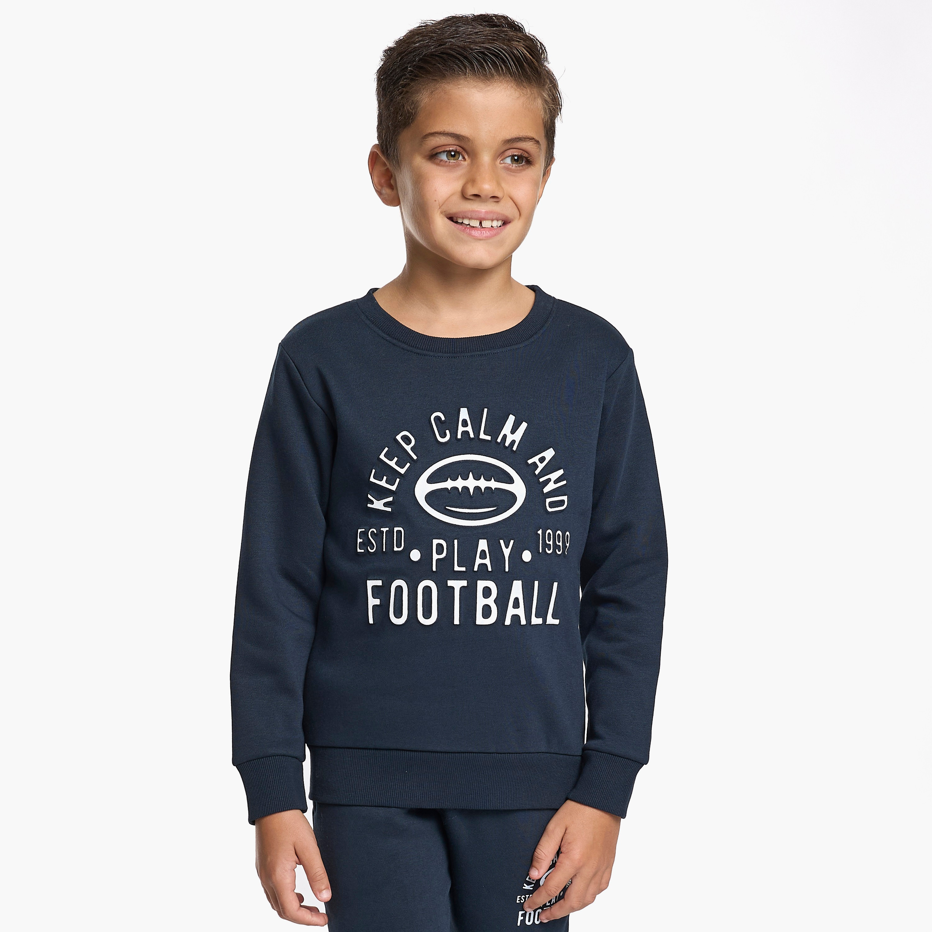 طقم من قطعتين سويت شيرت وبنطلون رياضي بطبعة كرة قدم من فيكتور اند جين-baby-boys-clothing-winterwear-setsandcoords-image-2