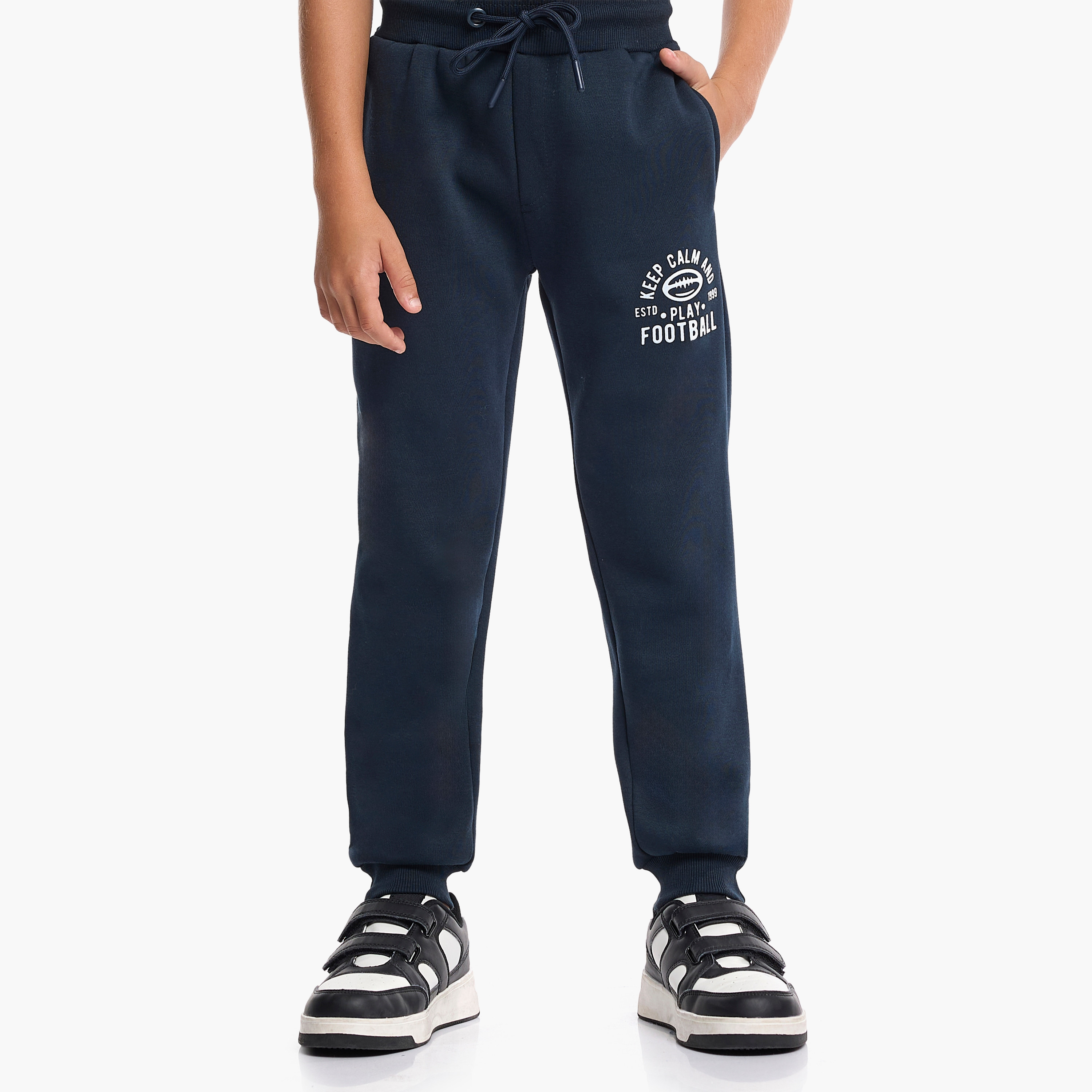 طقم من قطعتين سويت شيرت وبنطلون رياضي بطبعة كرة قدم من فيكتور اند جين-baby-boys-clothing-winterwear-setsandcoords-image-1