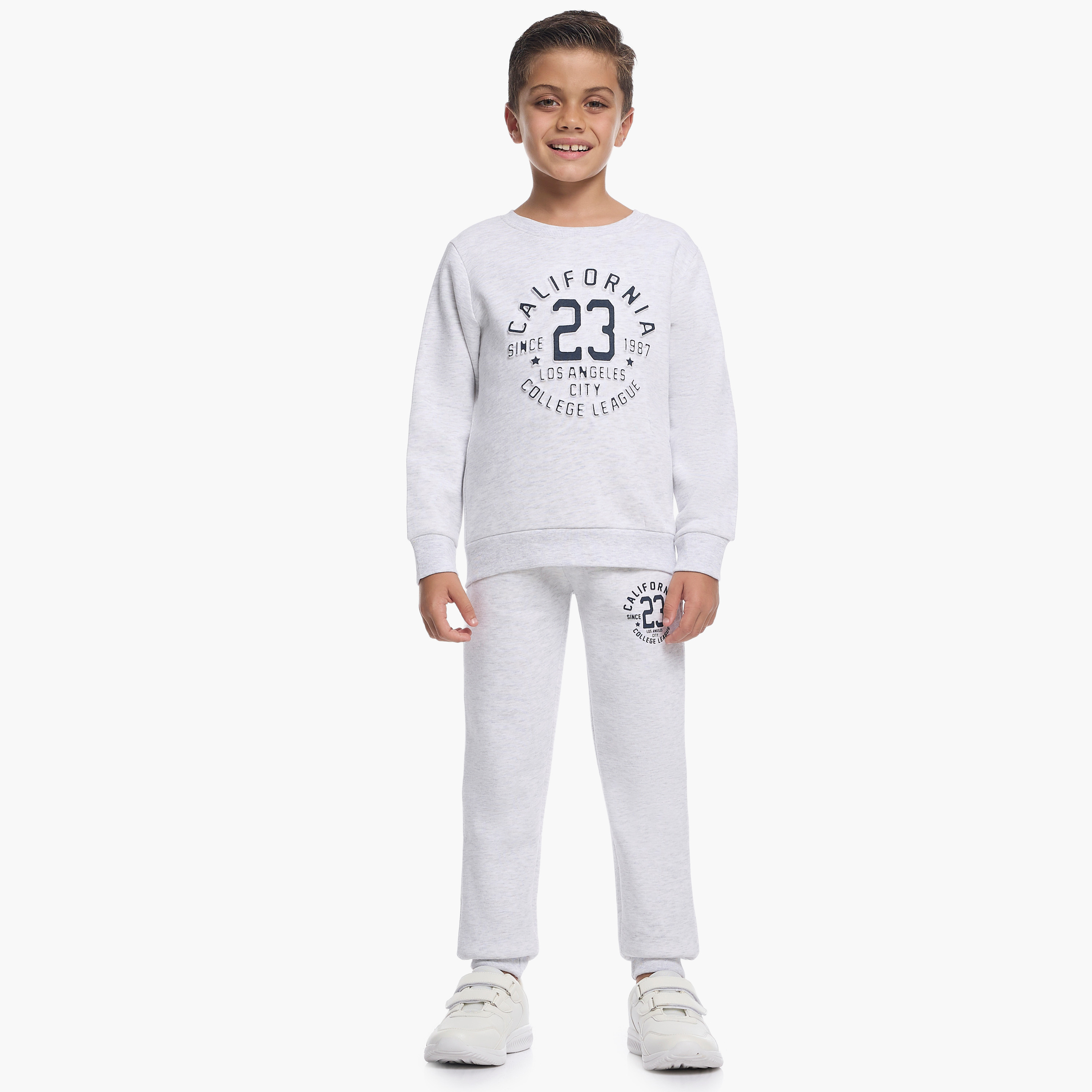 طقم من قطعتين سويت شيرت وبنطلون رياضي بطبعة كاليفورنيا من فيكتور اند جين-baby-boys-clothing-winterwear-setsandcoords-image-1
