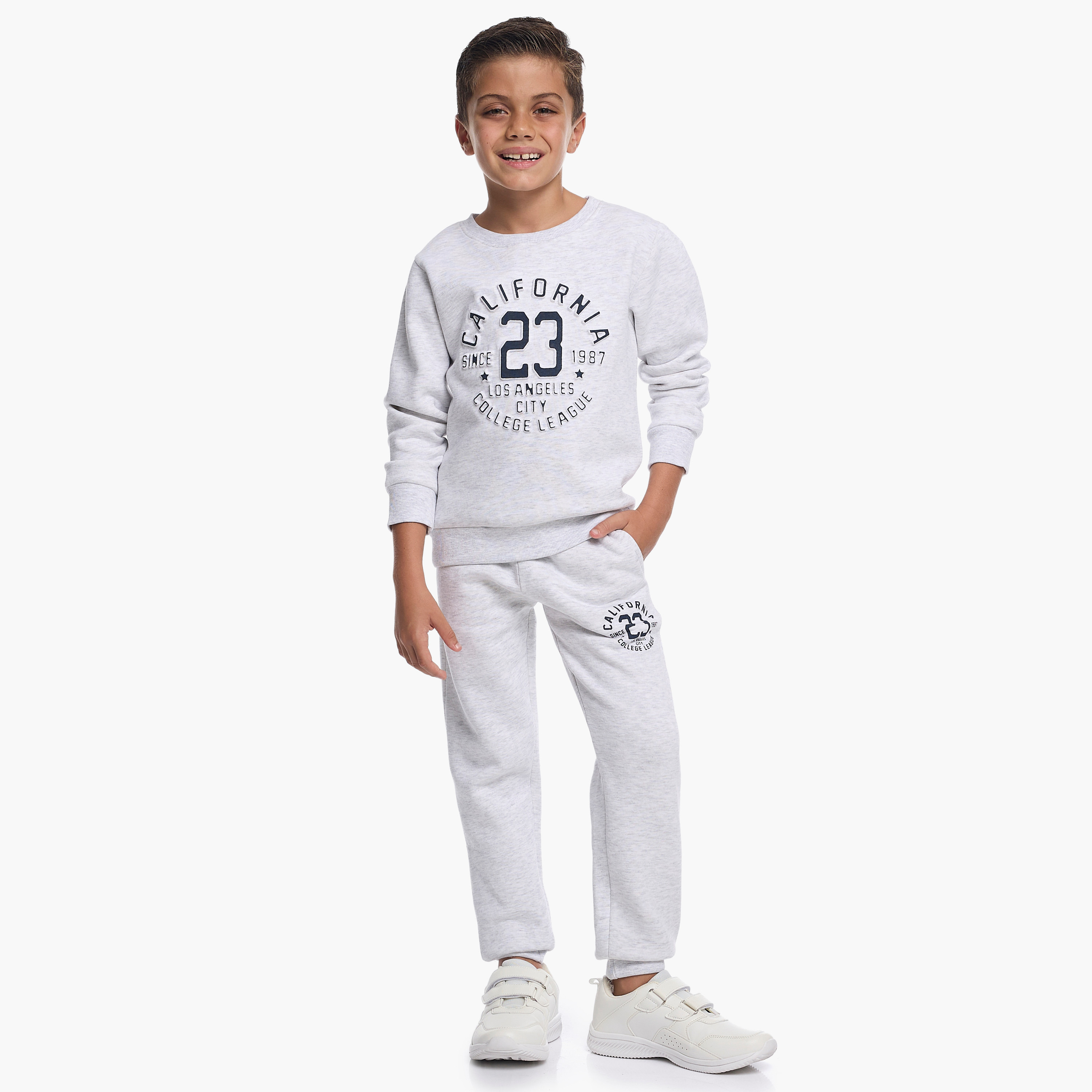 طقم من قطعتين سويت شيرت وبنطلون رياضي بطبعة كاليفورنيا من فيكتور اند جين-baby-boys-clothing-winterwear-setsandcoords-image-2