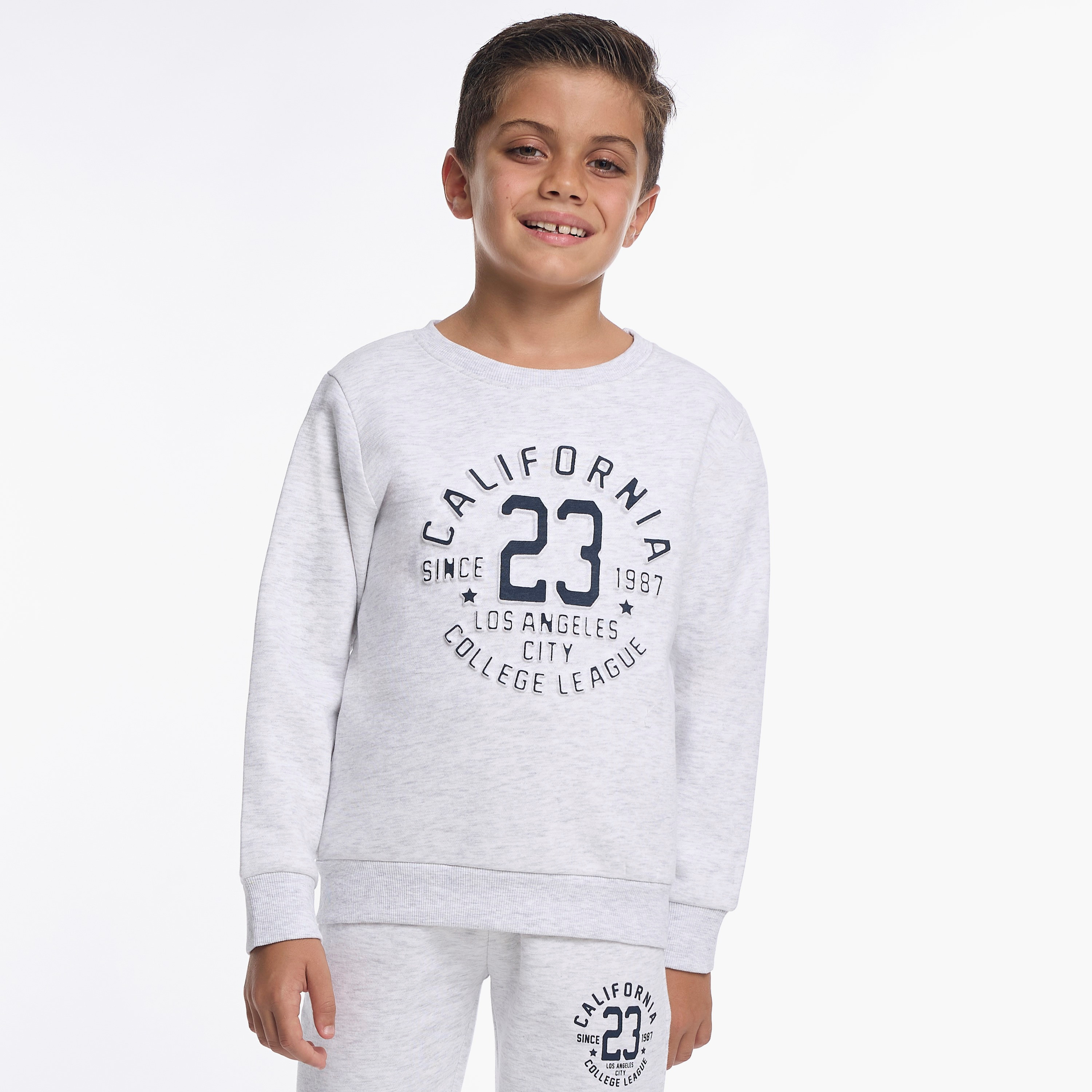 طقم من قطعتين سويت شيرت وبنطلون رياضي بطبعة كاليفورنيا من فيكتور اند جين-baby-boys-clothing-winterwear-setsandcoords-image-4