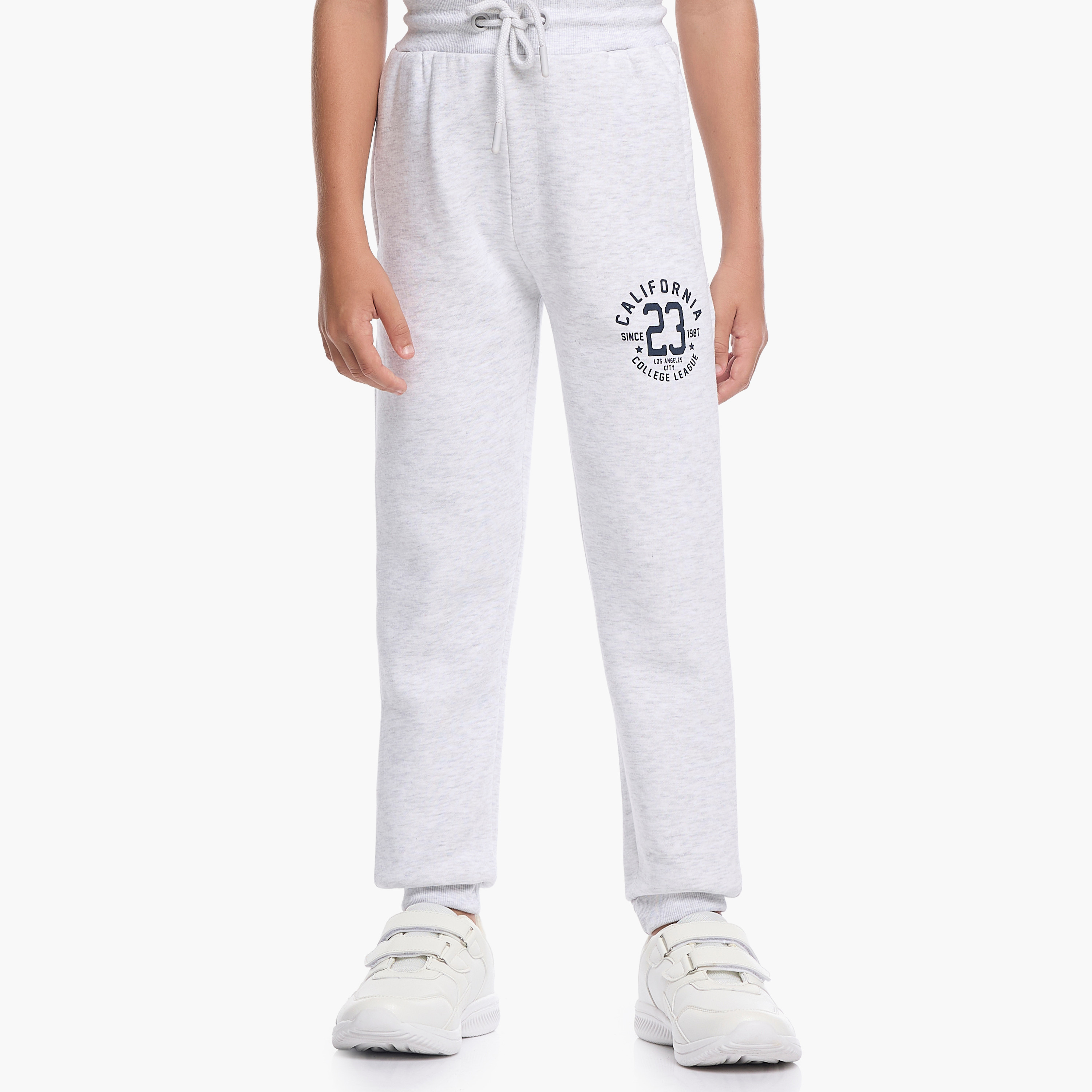 طقم من قطعتين سويت شيرت وبنطلون رياضي بطبعة كاليفورنيا من فيكتور اند جين-baby-boys-clothing-winterwear-setsandcoords-image-5