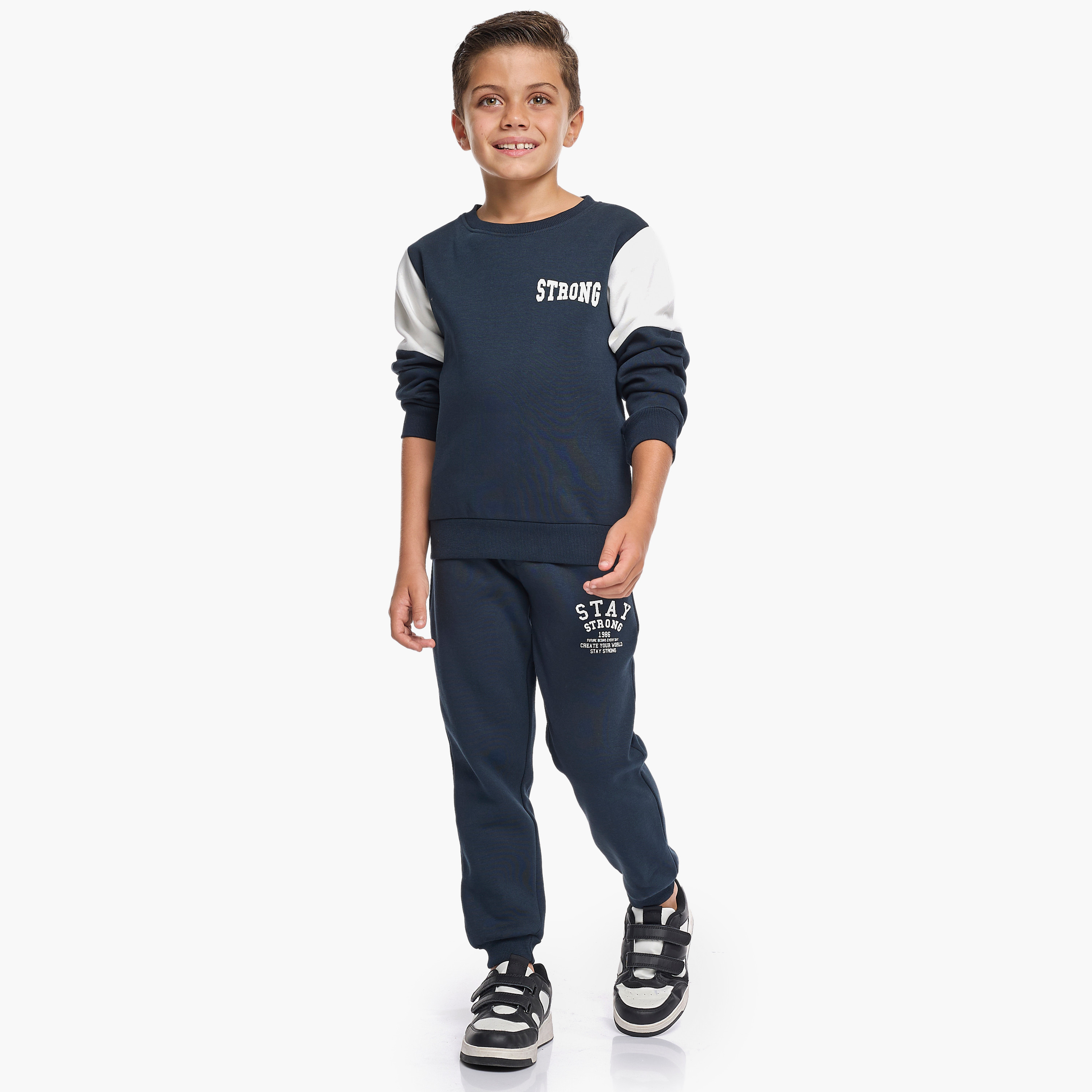 طقم من قطعتين سويت شيرت وبنطلون رياضي بطبعة ستاي سترونغ من فيكتور اند جين-baby-boys-clothing-winterwear-setsandcoords-image-1