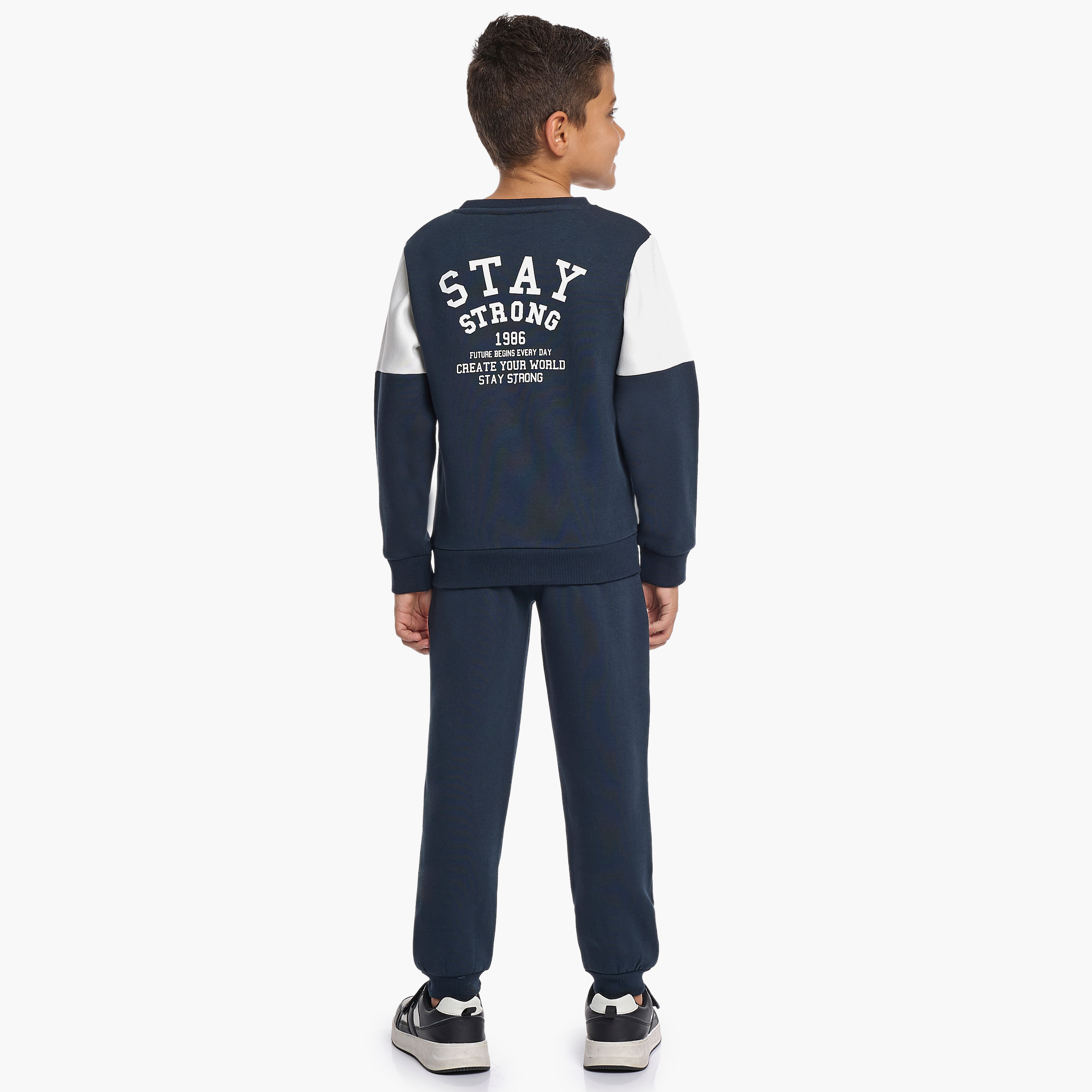 طقم من قطعتين سويت شيرت وبنطلون رياضي بطبعة ستاي سترونغ من فيكتور اند جين-baby-boys-clothing-winterwear-setsandcoords-image-3