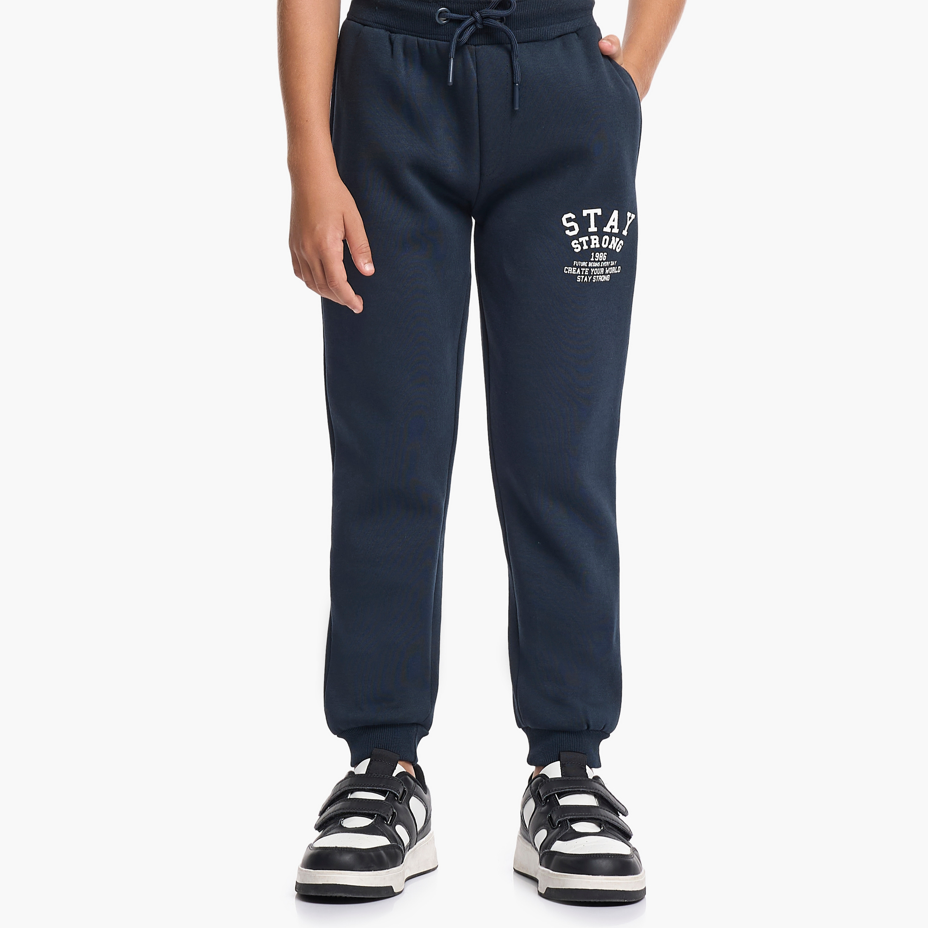 طقم من قطعتين سويت شيرت وبنطلون رياضي بطبعة ستاي سترونغ من فيكتور اند جين-baby-boys-clothing-winterwear-setsandcoords-image-5