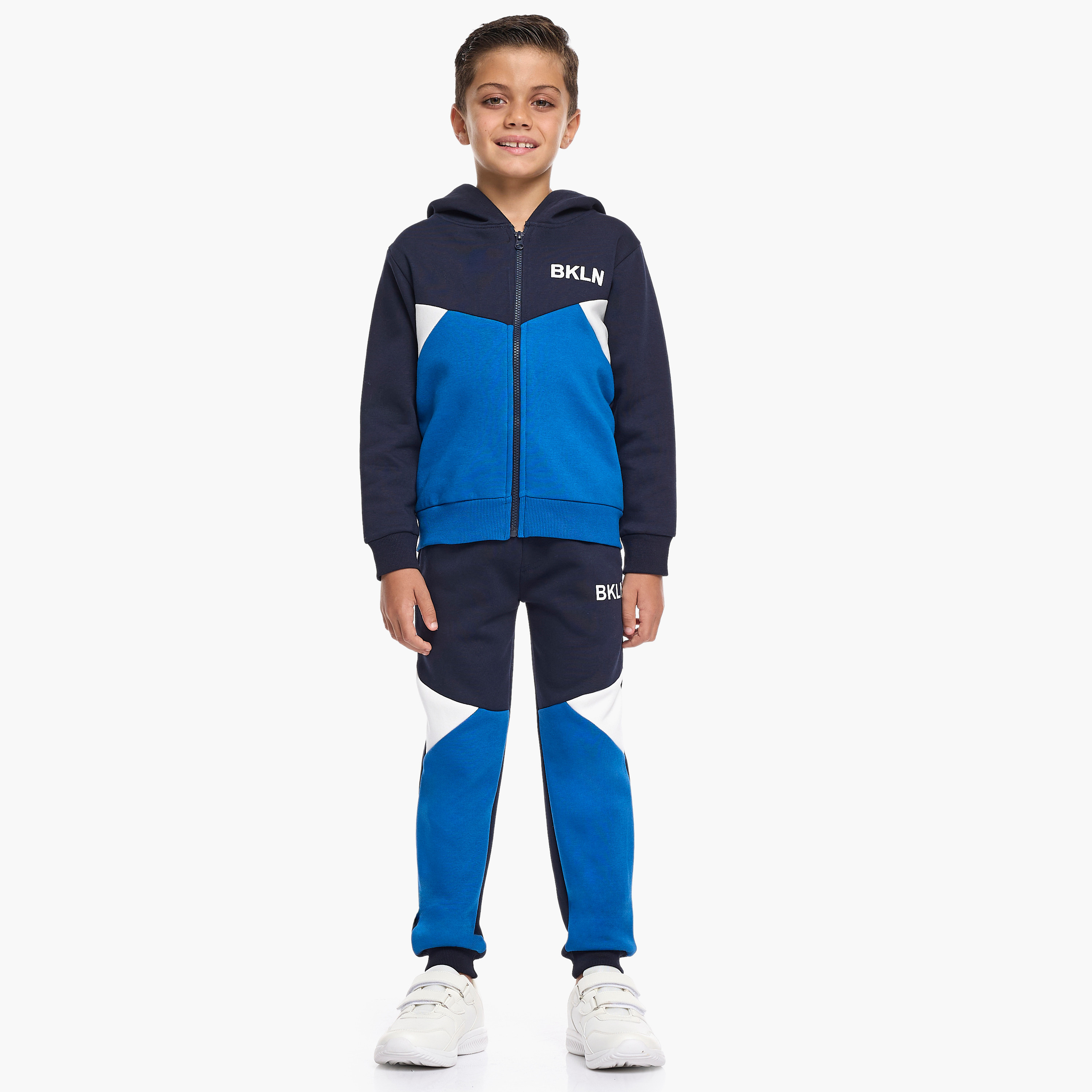 طقم من قطعتين هودي وبنطلون رياضي بطبعة من فيكتور اند جين-baby-boys-clothing-winterwear-setsandcoords-image-2