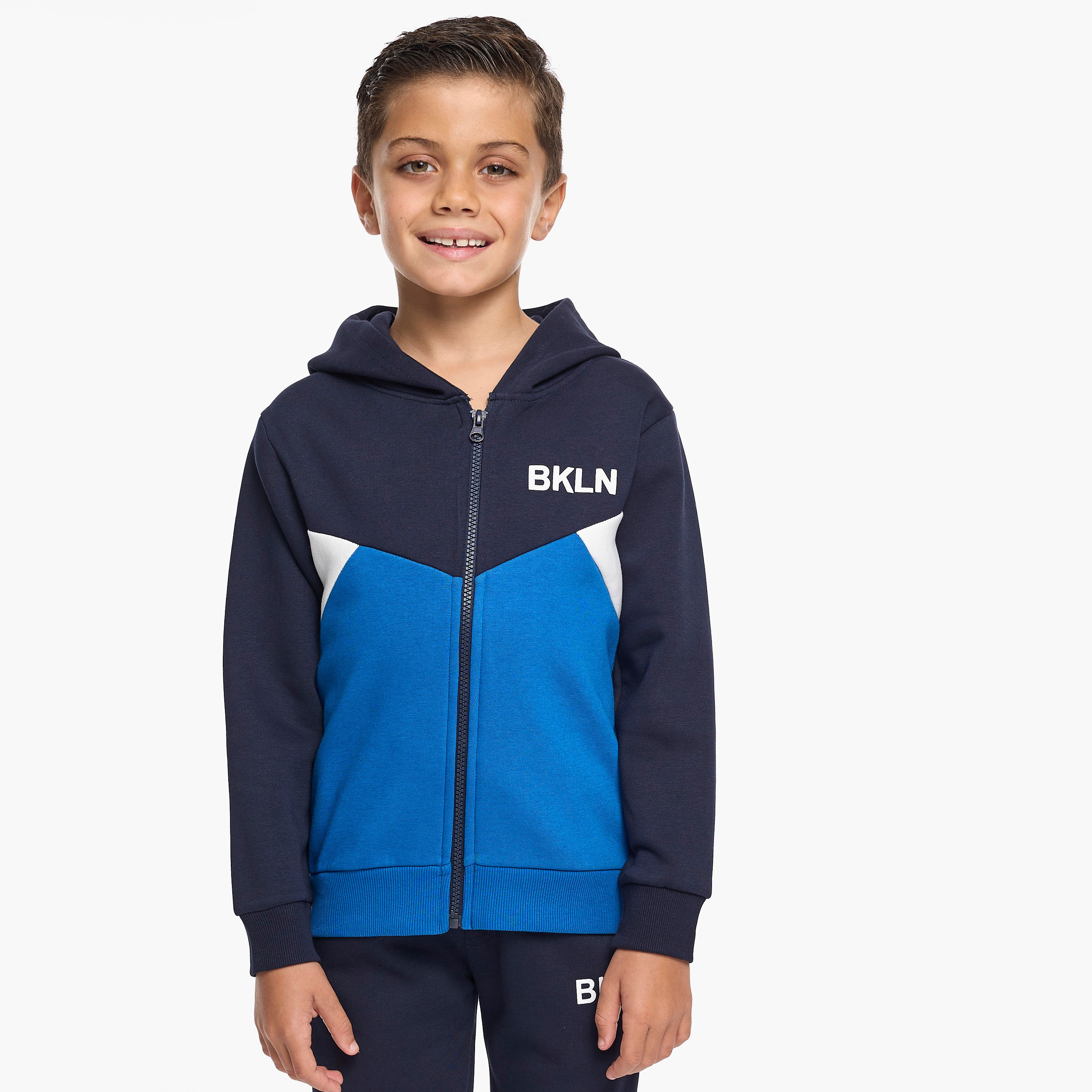 طقم من قطعتين هودي وبنطلون رياضي بطبعة من فيكتور اند جين-baby-boys-clothing-winterwear-setsandcoords-image-4