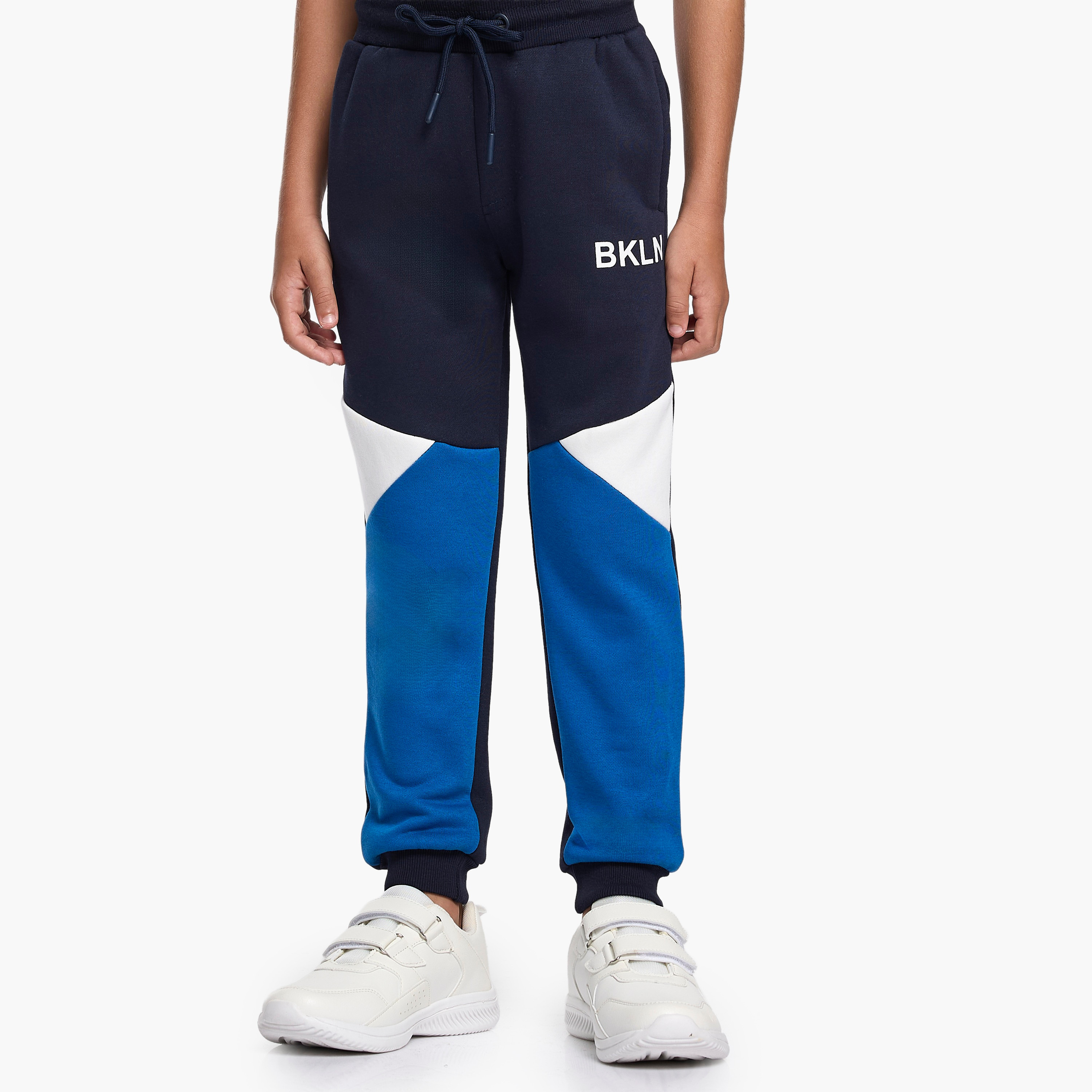 طقم من قطعتين هودي وبنطلون رياضي بطبعة من فيكتور اند جين-baby-boys-clothing-winterwear-setsandcoords-image-5
