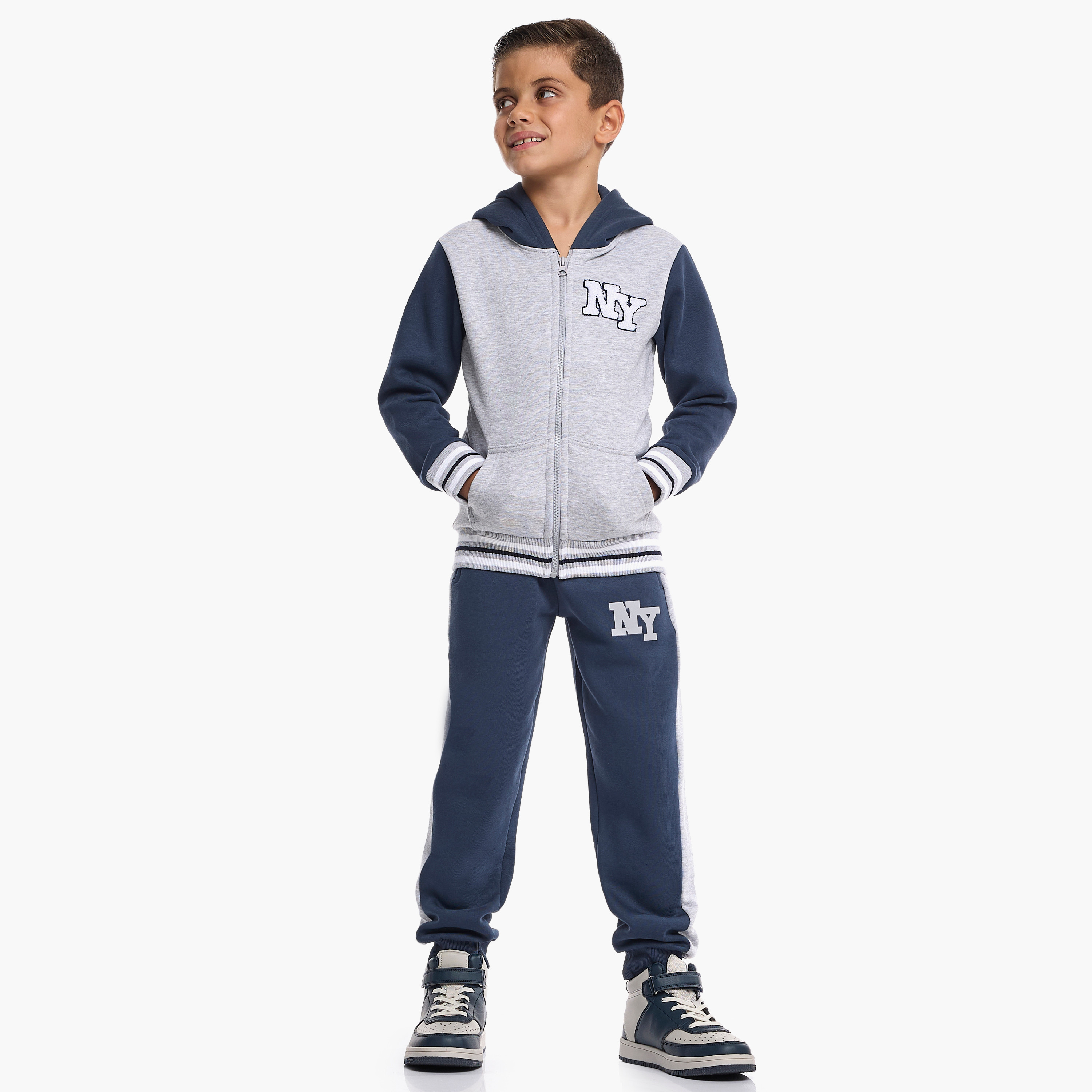 طقم من قطعتين هودي وبنطلون رياضي بطبعة شعار إن واي من فيكتور اند جين-boys-clothing-setsandcoords-image-1
