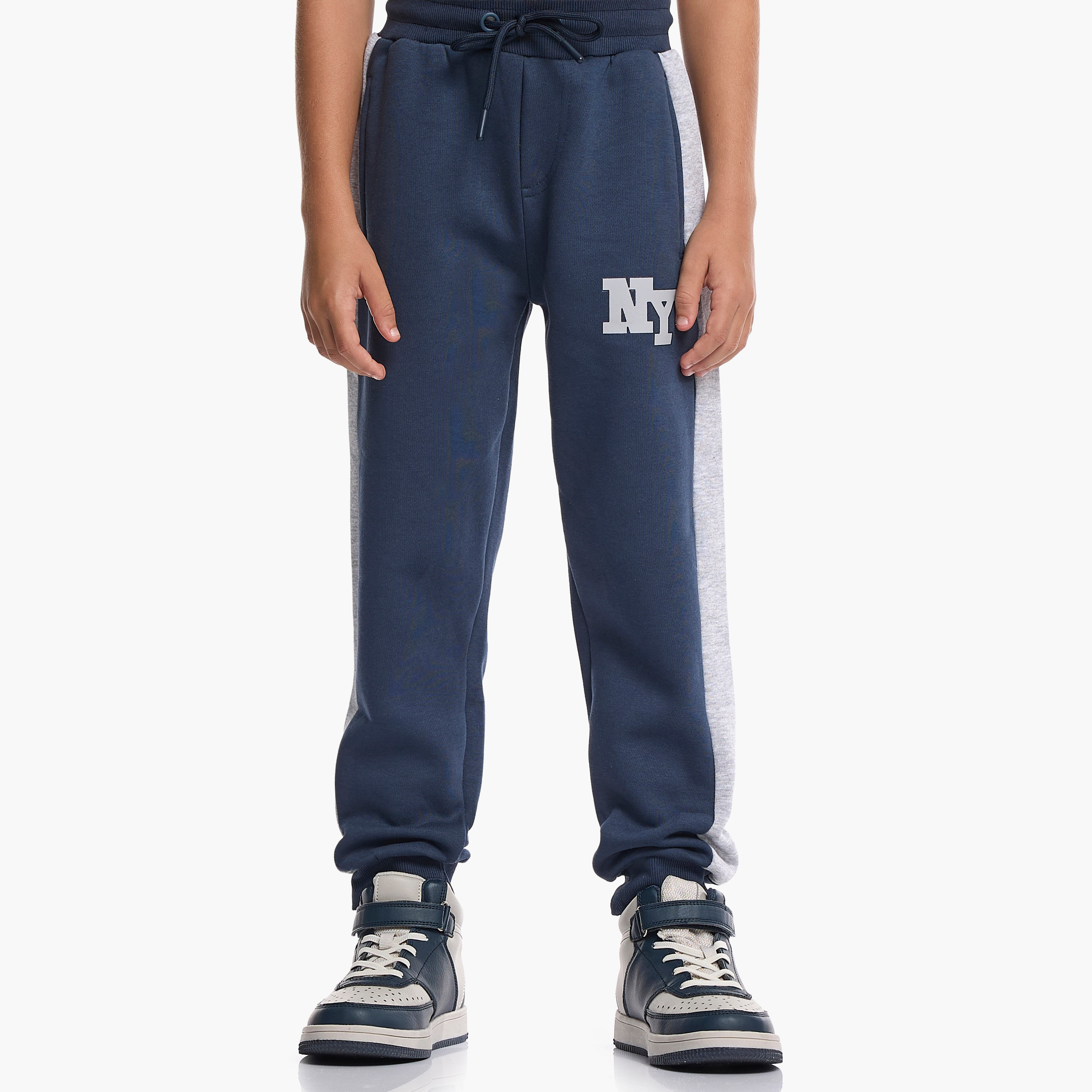 طقم من قطعتين هودي وبنطلون رياضي بطبعة شعار إن واي من فيكتور اند جين-boys-clothing-setsandcoords-image-5