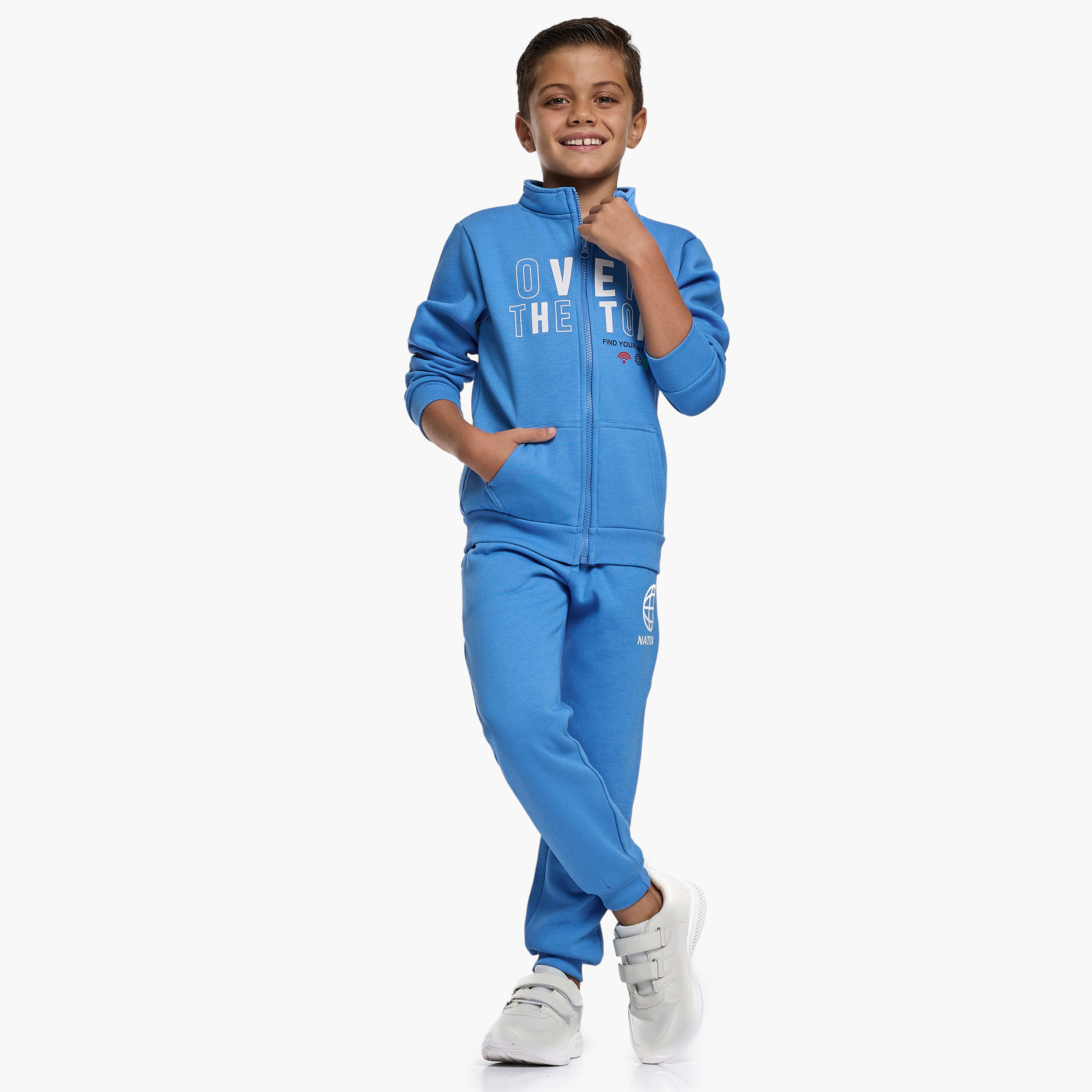 طقم من قطعتين جاكيت وبنطلون رياضي بطبعة أوفر ذا توب من فيكتور اند جين-baby-boys-clothing-winterwear-setsandcoords-image-2