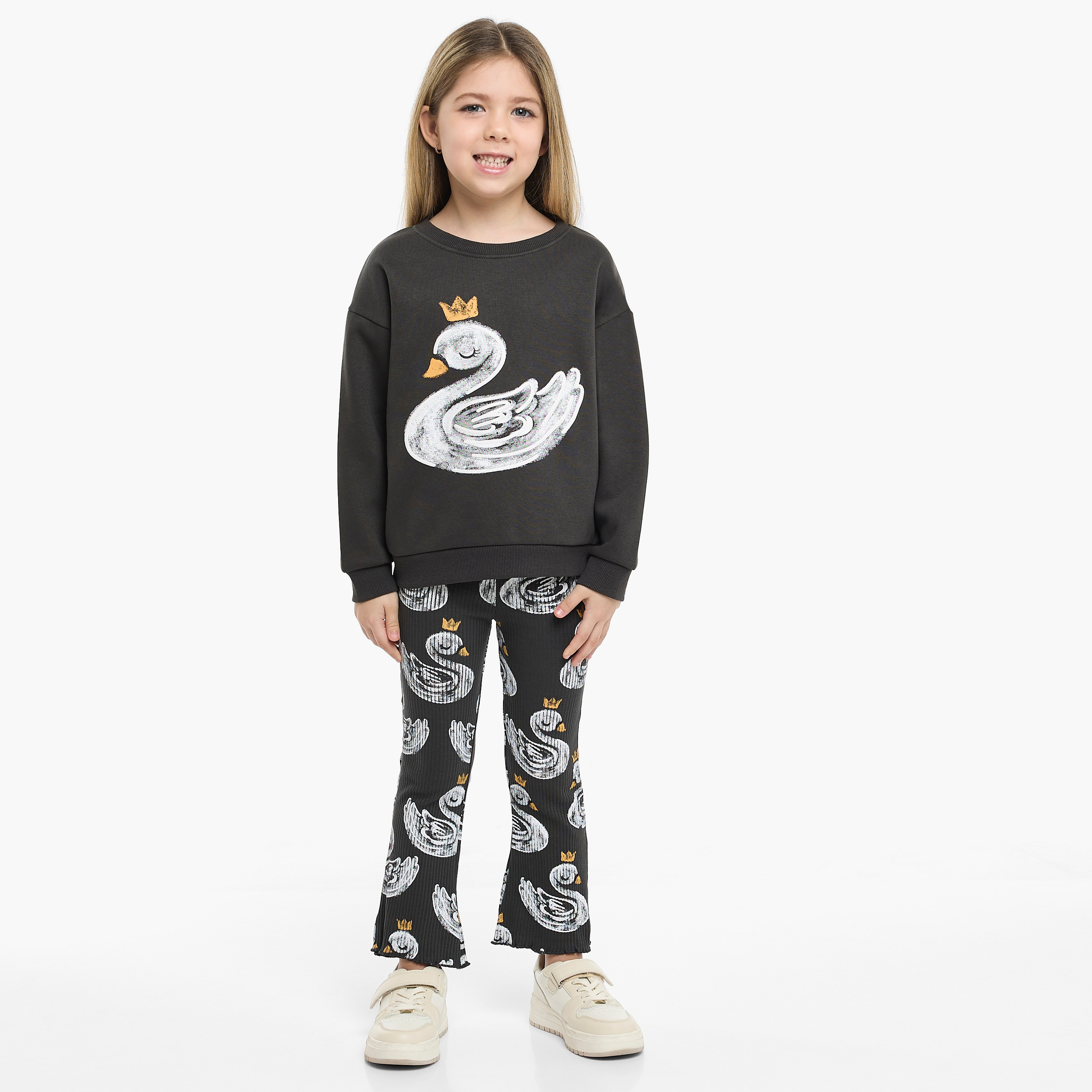 طقم من قطعتين سويت شيرت وبنطلون ليجينج بطبعة بجعة متوجة من فيكتور اند جين-girls-clothing-winterwear-setsandcoords-image-2