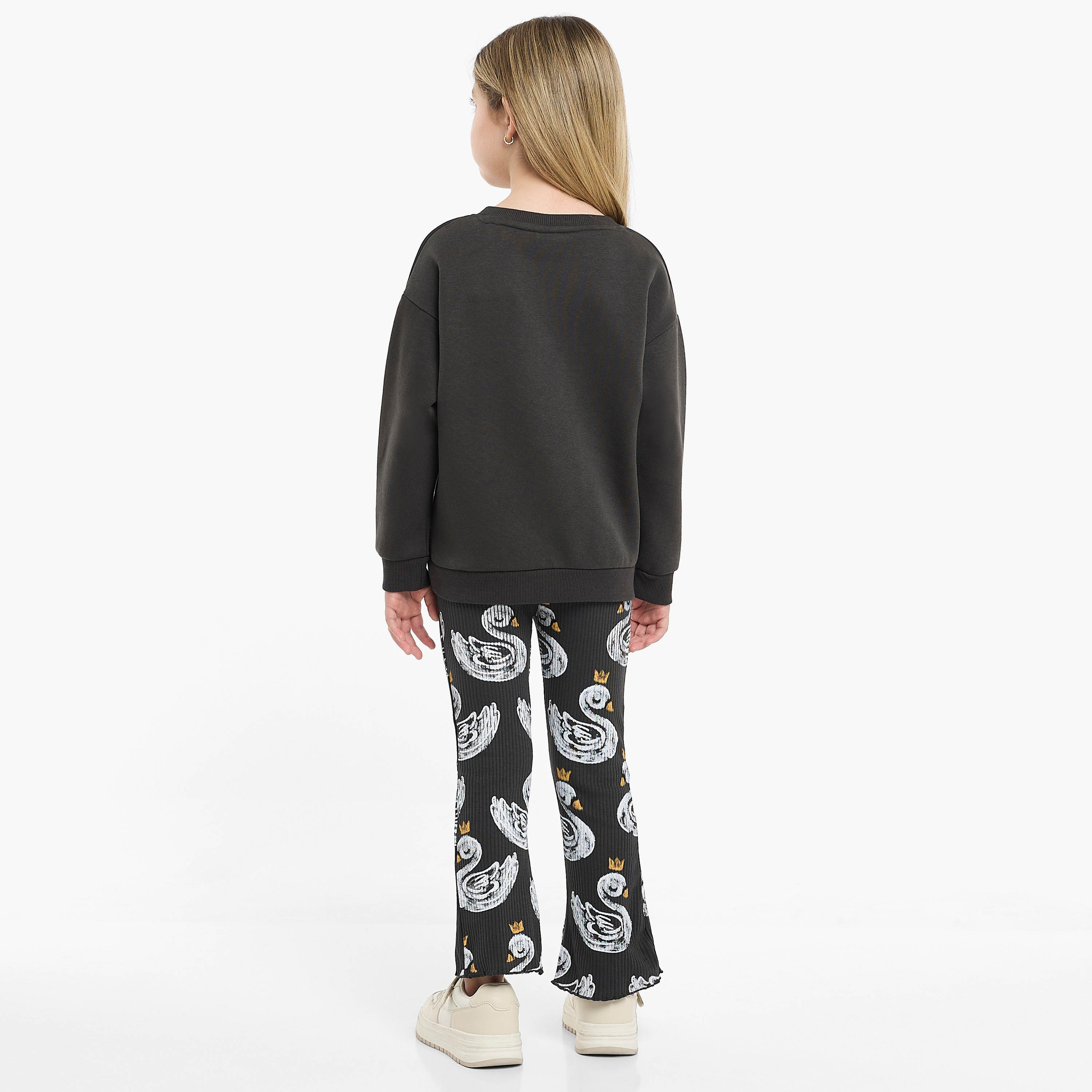 طقم من قطعتين سويت شيرت وبنطلون ليجينج بطبعة بجعة متوجة من فيكتور اند جين-girls-clothing-winterwear-setsandcoords-image-3