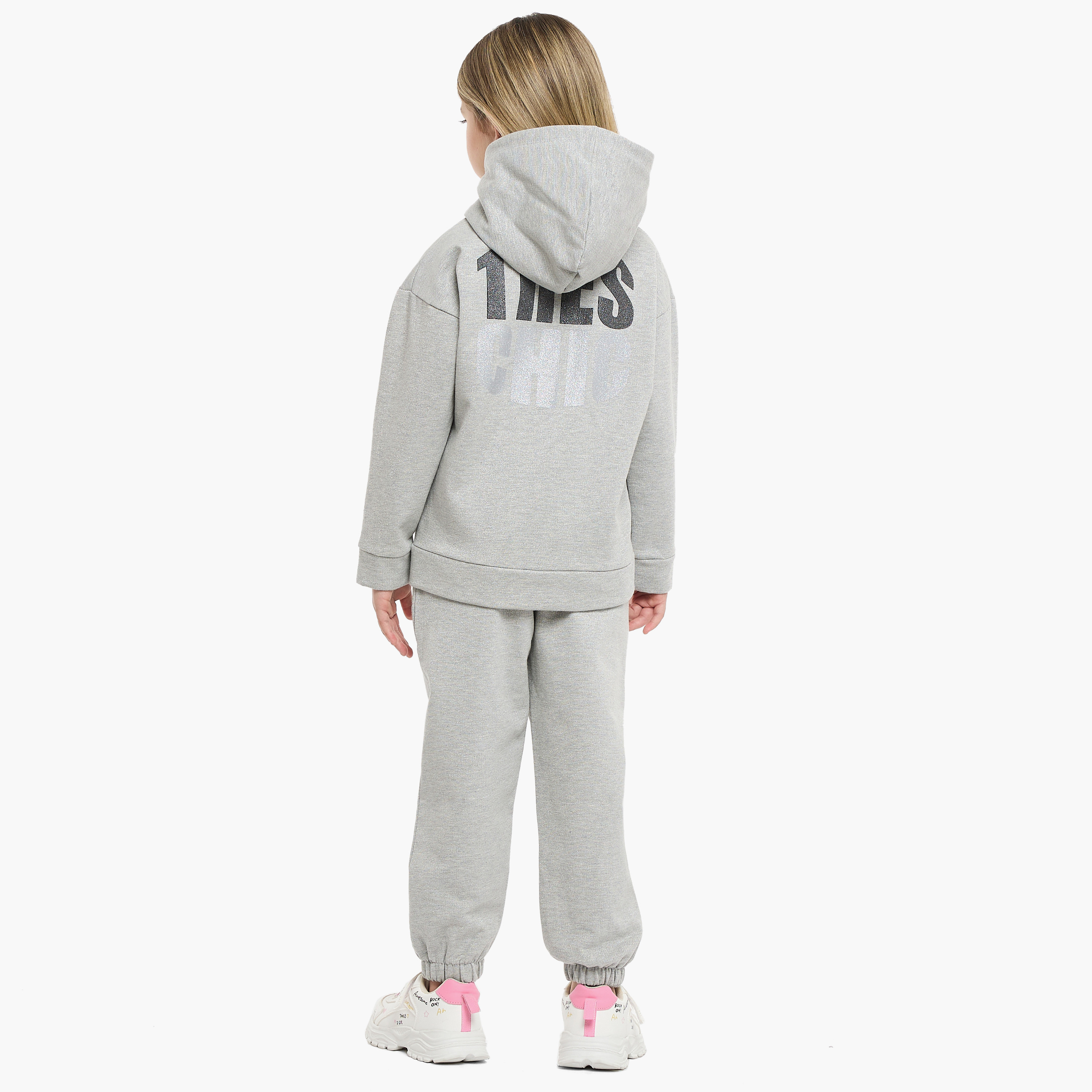 طقم من قطعتين هودي وبنطلون رياضي بطبعة ترتر عاكس تريس شيك من فيكتور اند جين-baby-girls-clothing-setsandcoords-image-3