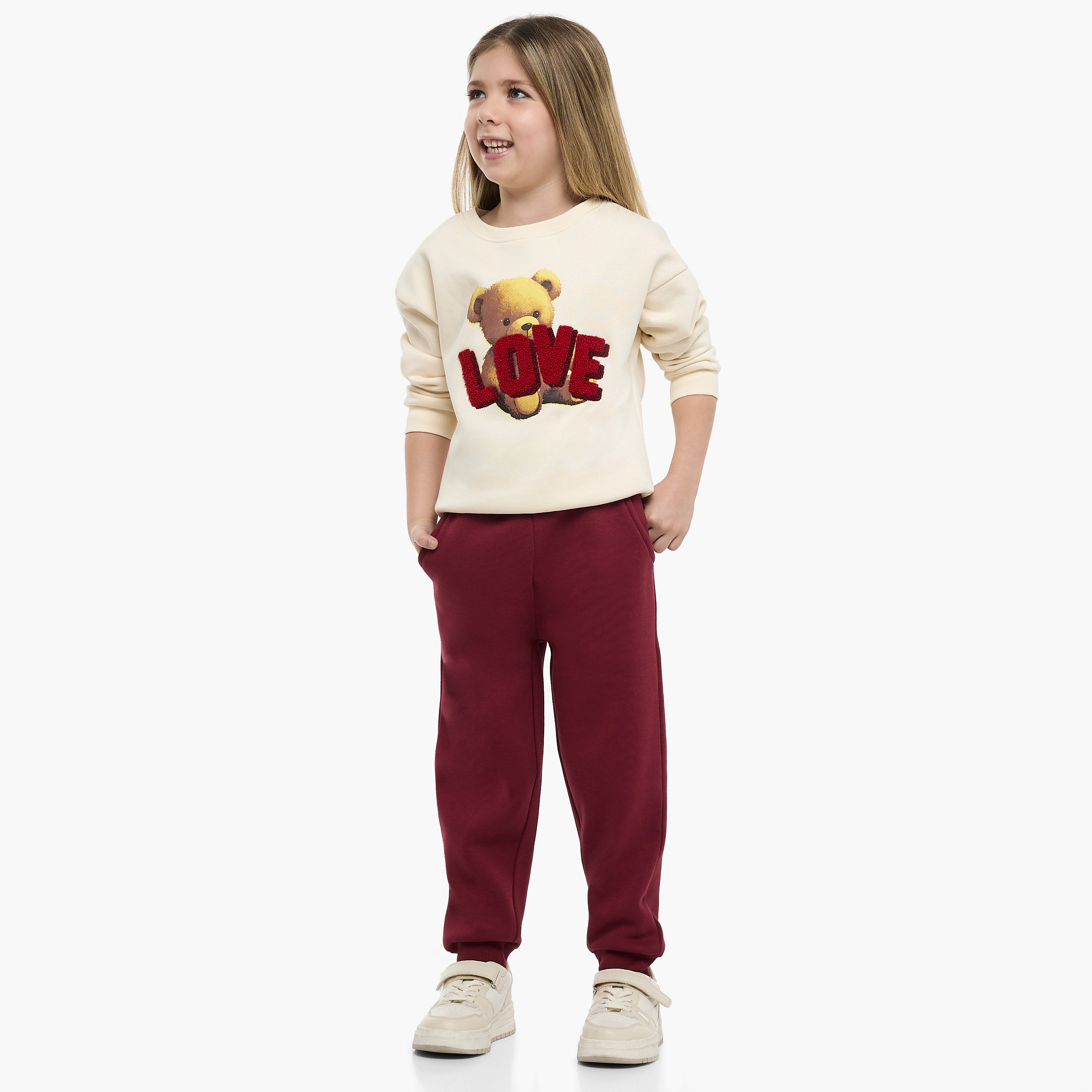 طقم من قطعتين سويت شيرت وبنطلون رياضي بطبعة تيدي لوف من فيكتور اند جين-baby-girls-clothing-setsandcoords-image-2