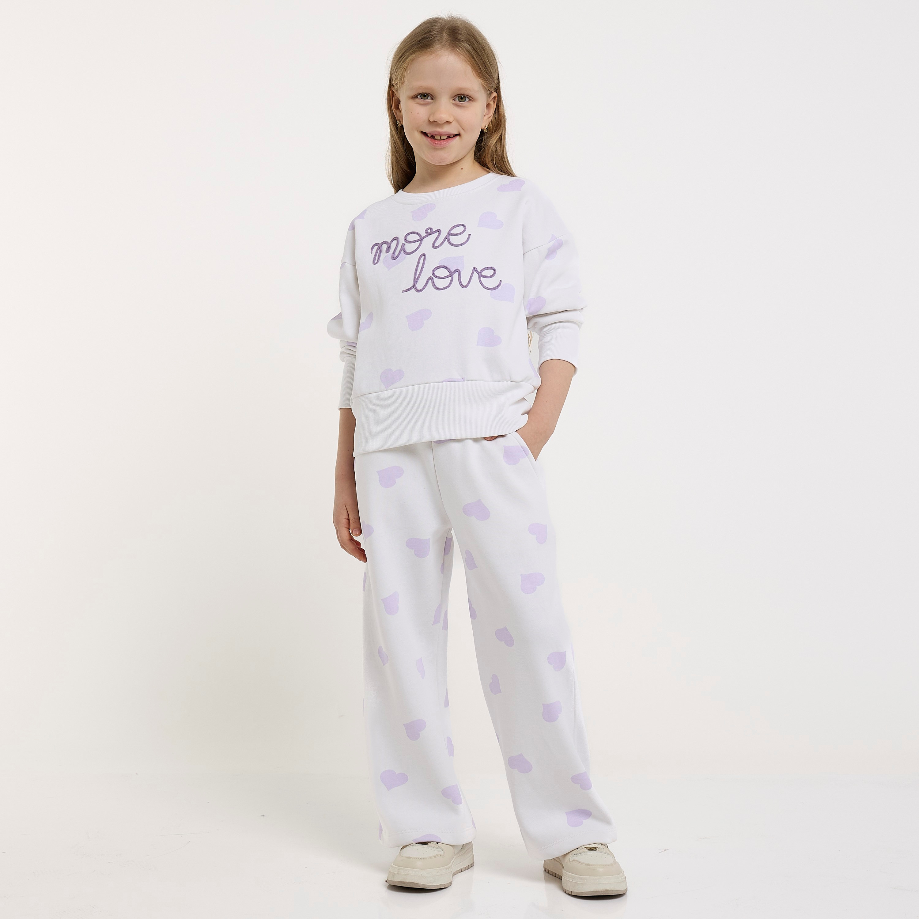 طقم من قطعتين سويت شيرت مع بنطلون بطبعة قلب مور لوف من فيكتور اند جين-baby-girls-clothing-setsandcoords-image-1