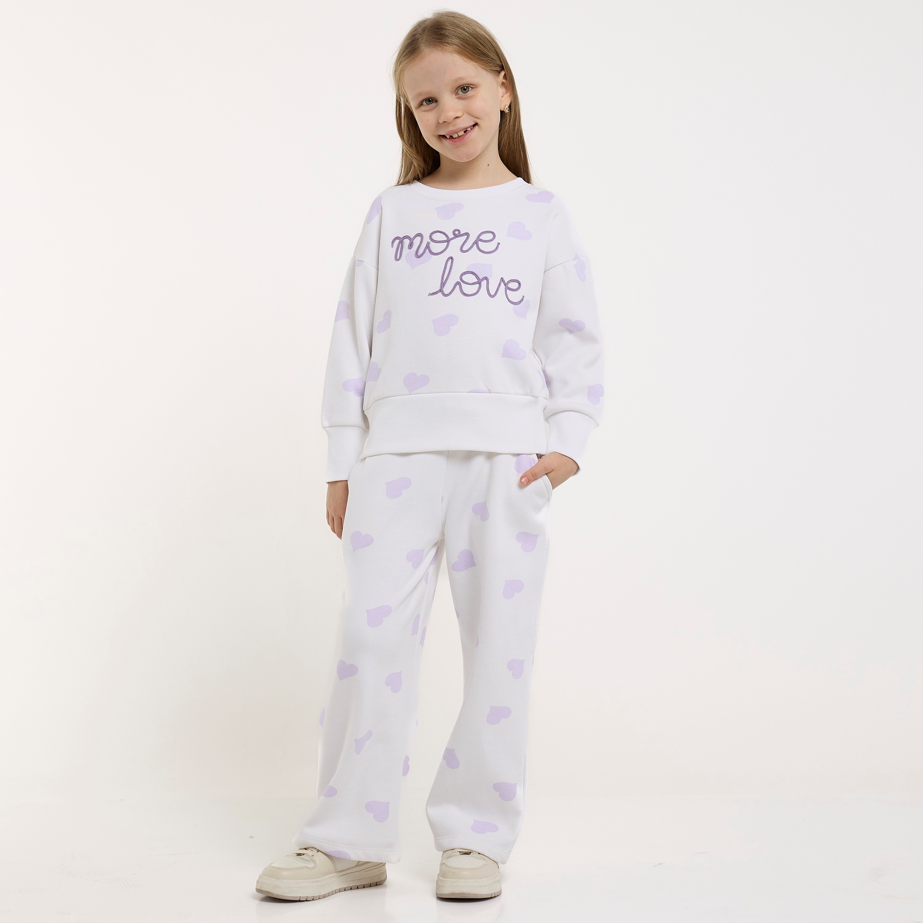 طقم من قطعتين سويت شيرت مع بنطلون بطبعة قلب مور لوف من فيكتور اند جين-baby-girls-clothing-setsandcoords-image-2
