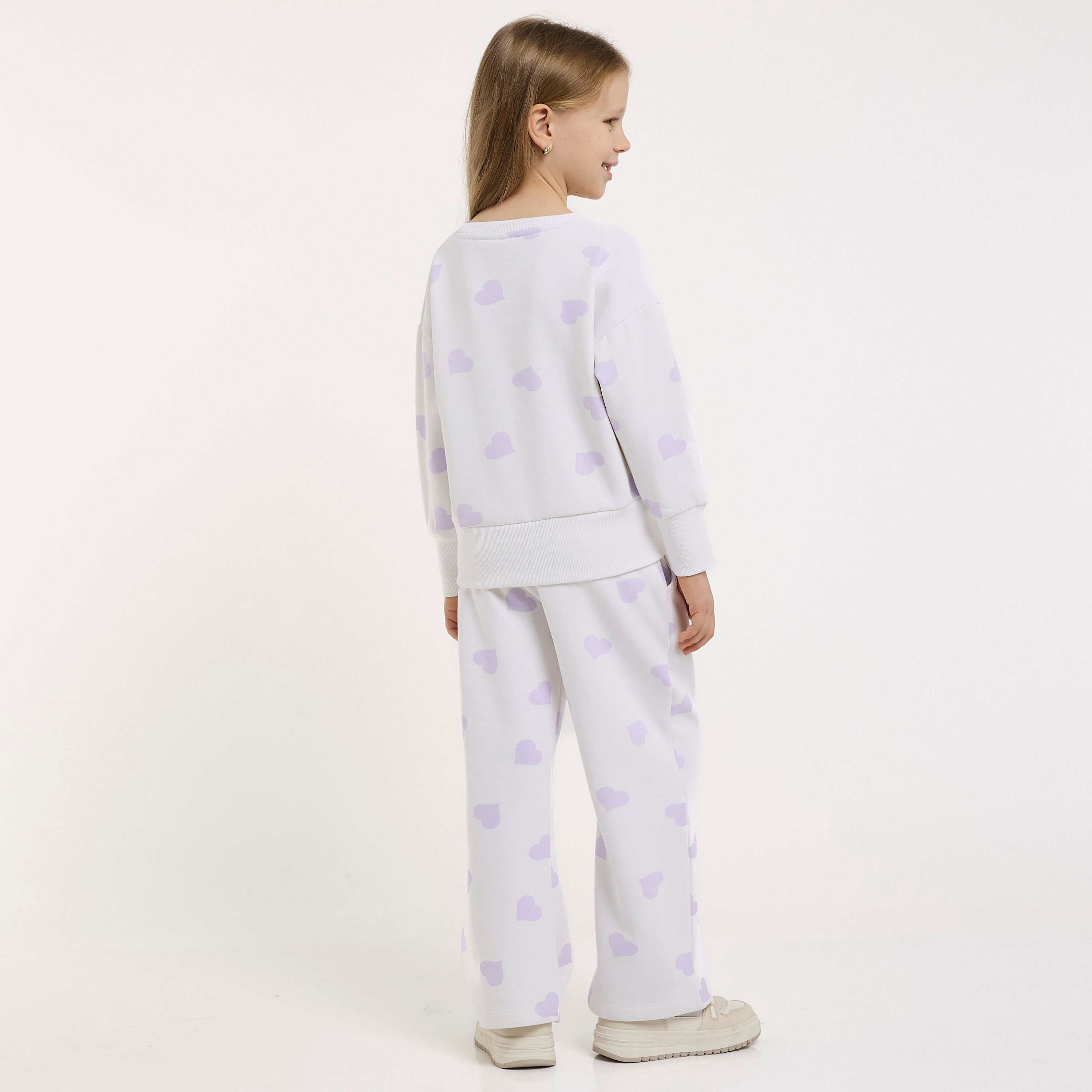 طقم من قطعتين سويت شيرت مع بنطلون بطبعة قلب مور لوف من فيكتور اند جين-baby-girls-clothing-setsandcoords-image-3