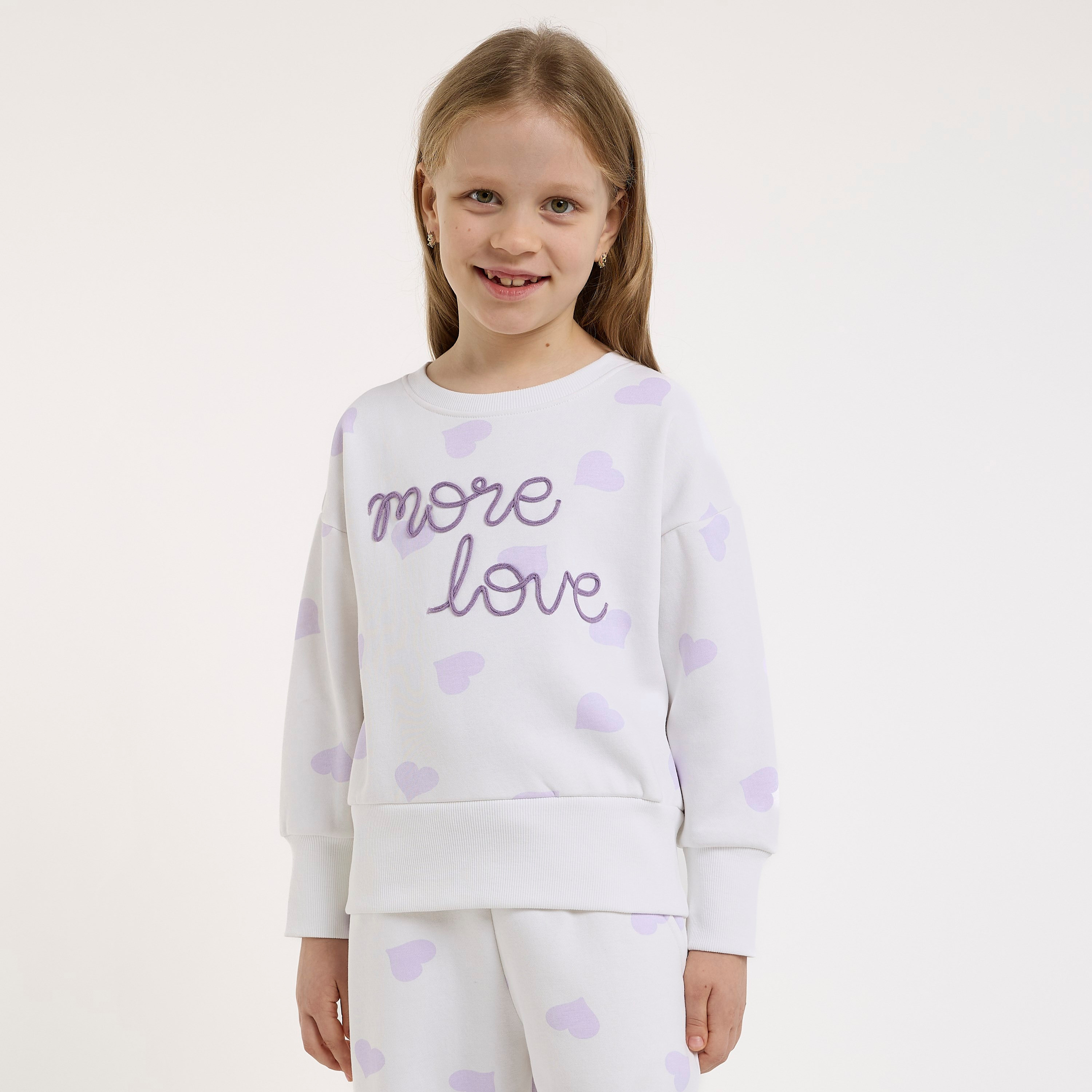 طقم من قطعتين سويت شيرت مع بنطلون بطبعة قلب مور لوف من فيكتور اند جين-baby-girls-clothing-setsandcoords-image-4