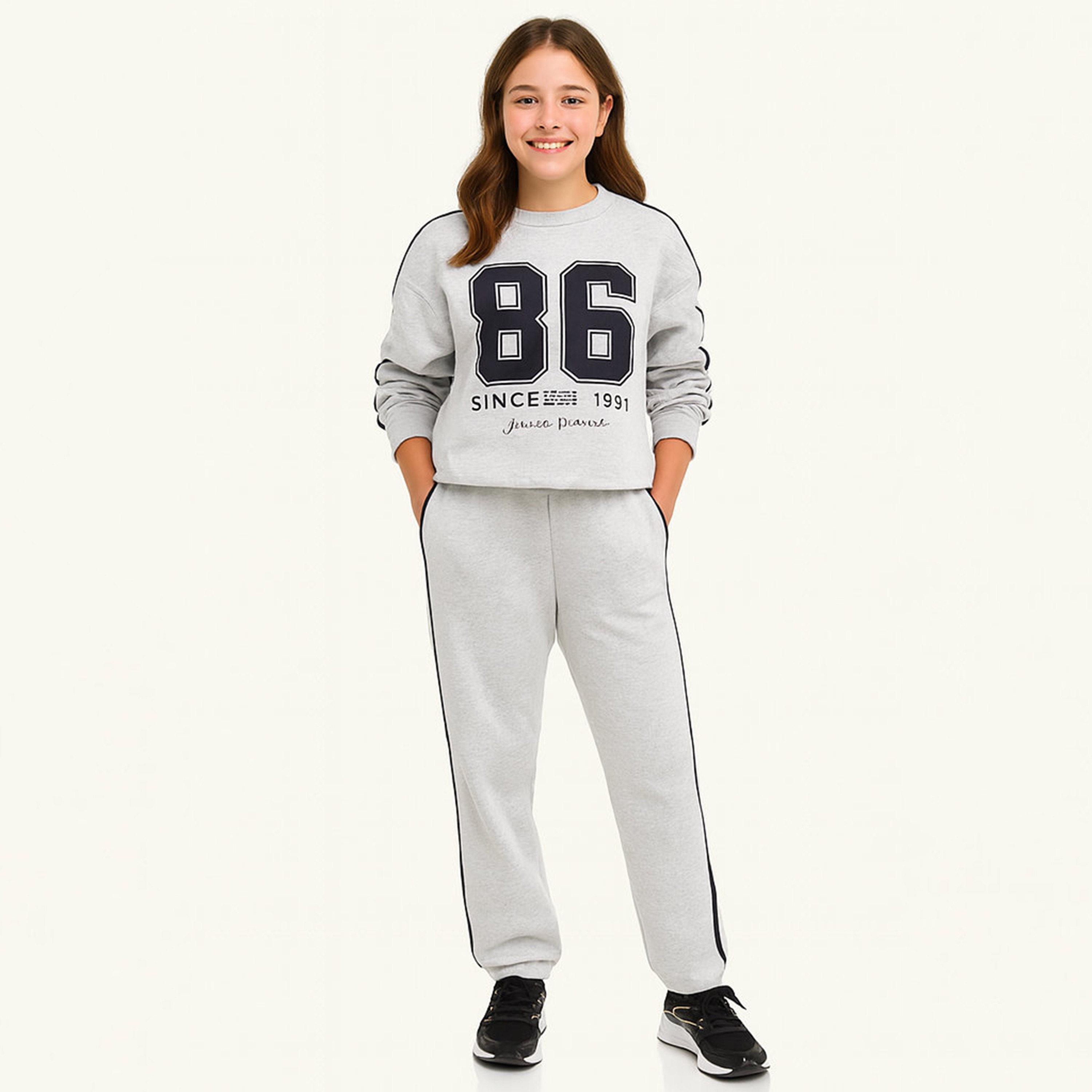طقم من قطعتين سويت شيرت مع بنطلون بطبعة سينس 1968 من فيكتور اند جين-girls-clothing-winterwear-setsandcoords-image-1