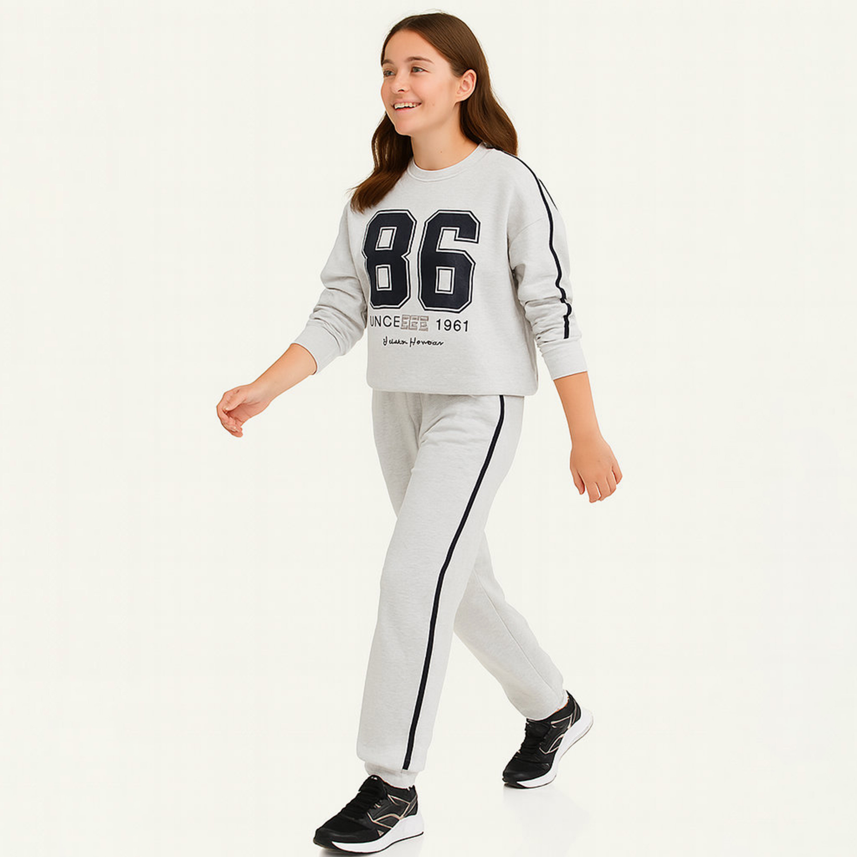 طقم من قطعتين سويت شيرت مع بنطلون بطبعة سينس 1968 من فيكتور اند جين-girls-clothing-winterwear-setsandcoords-image-3