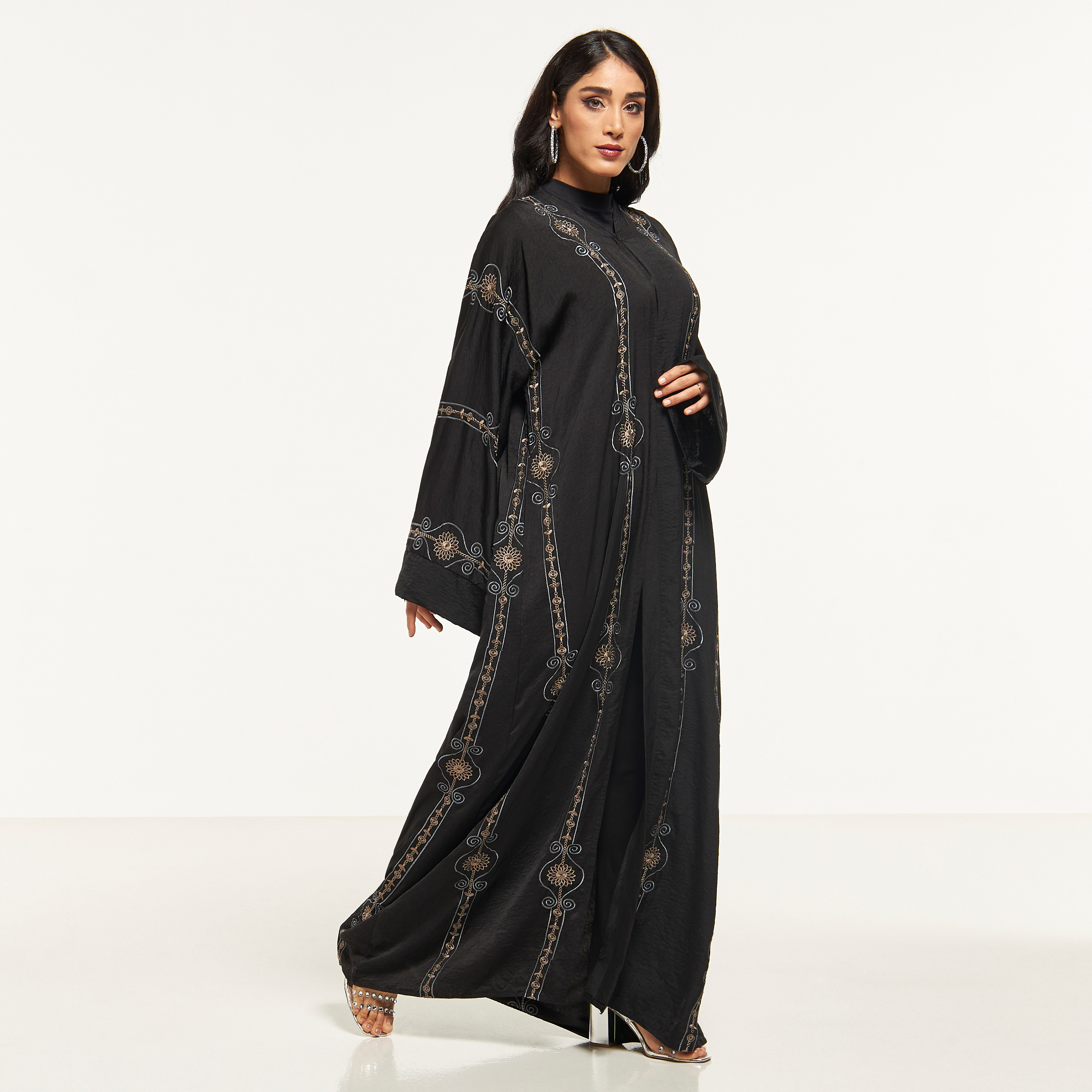 عباية مطرّزة مع حجاب من نُخبة-women-arabicclothing-abayas-image-1
