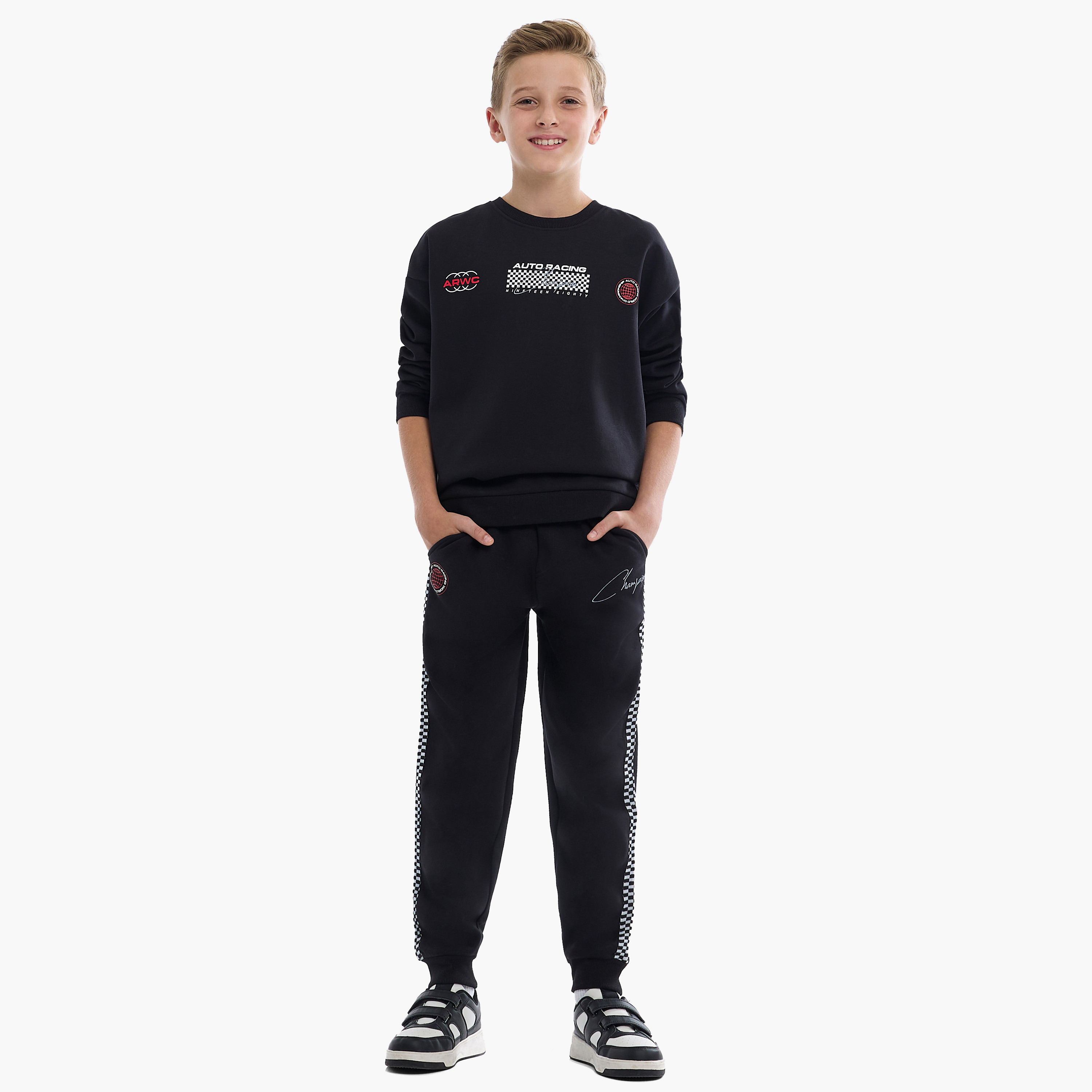 طقم من قطعتين سويت شيرت وبنطلون رياضي بطبعة ورلد إكسبلورر من فيكتور اند جين-boys-clothing-setsandcoords-image-1