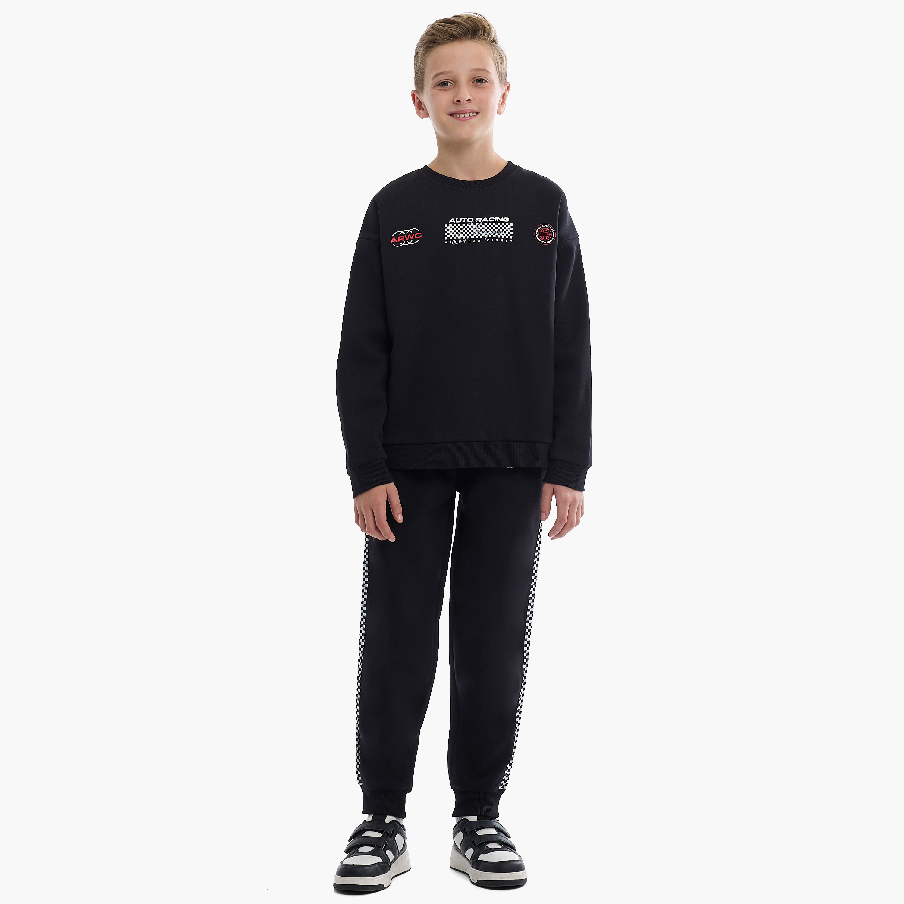 طقم من قطعتين سويت شيرت وبنطلون رياضي بطبعة ورلد إكسبلورر من فيكتور اند جين-boys-clothing-setsandcoords-image-2