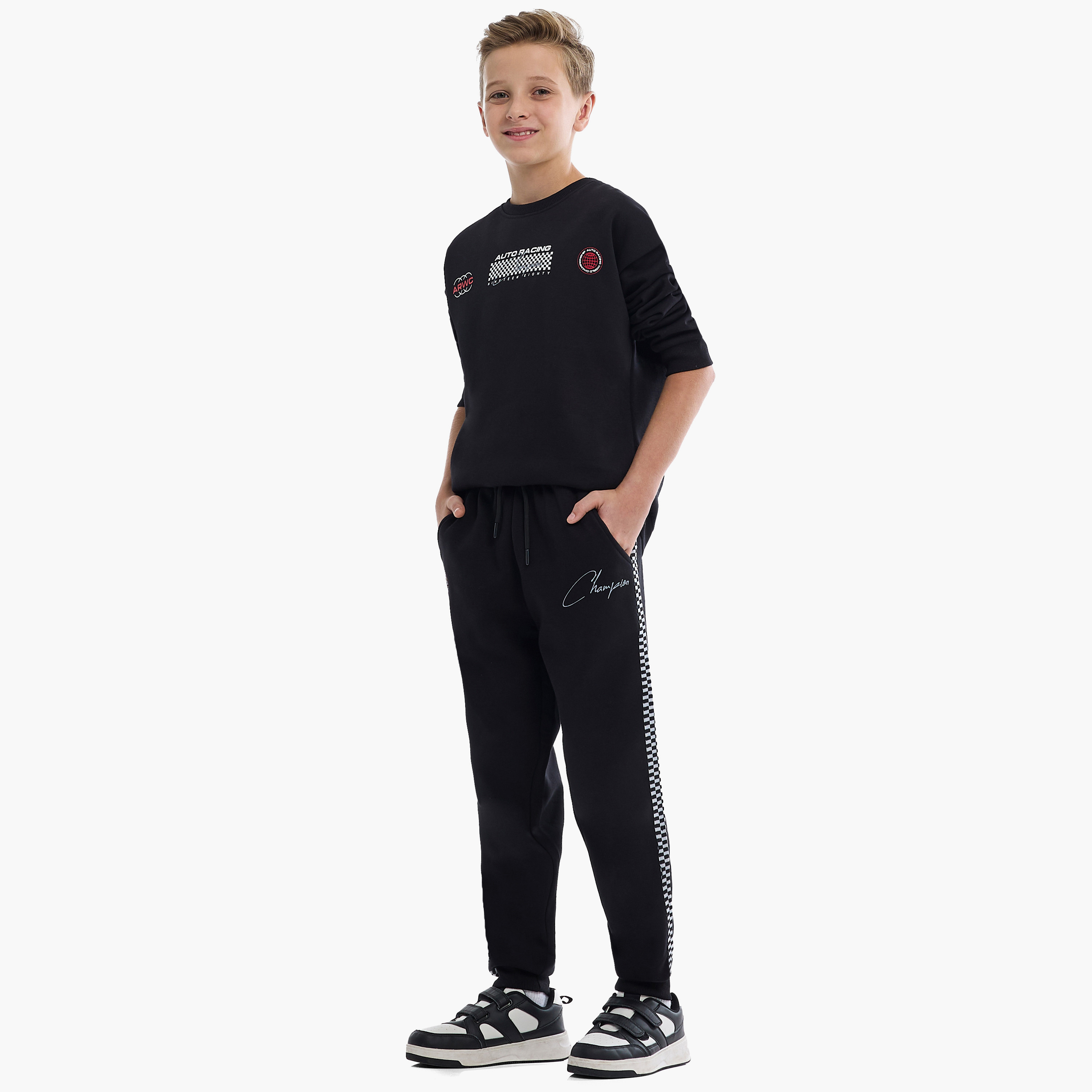 طقم من قطعتين سويت شيرت وبنطلون رياضي بطبعة ورلد إكسبلورر من فيكتور اند جين-boys-clothing-setsandcoords-image-5