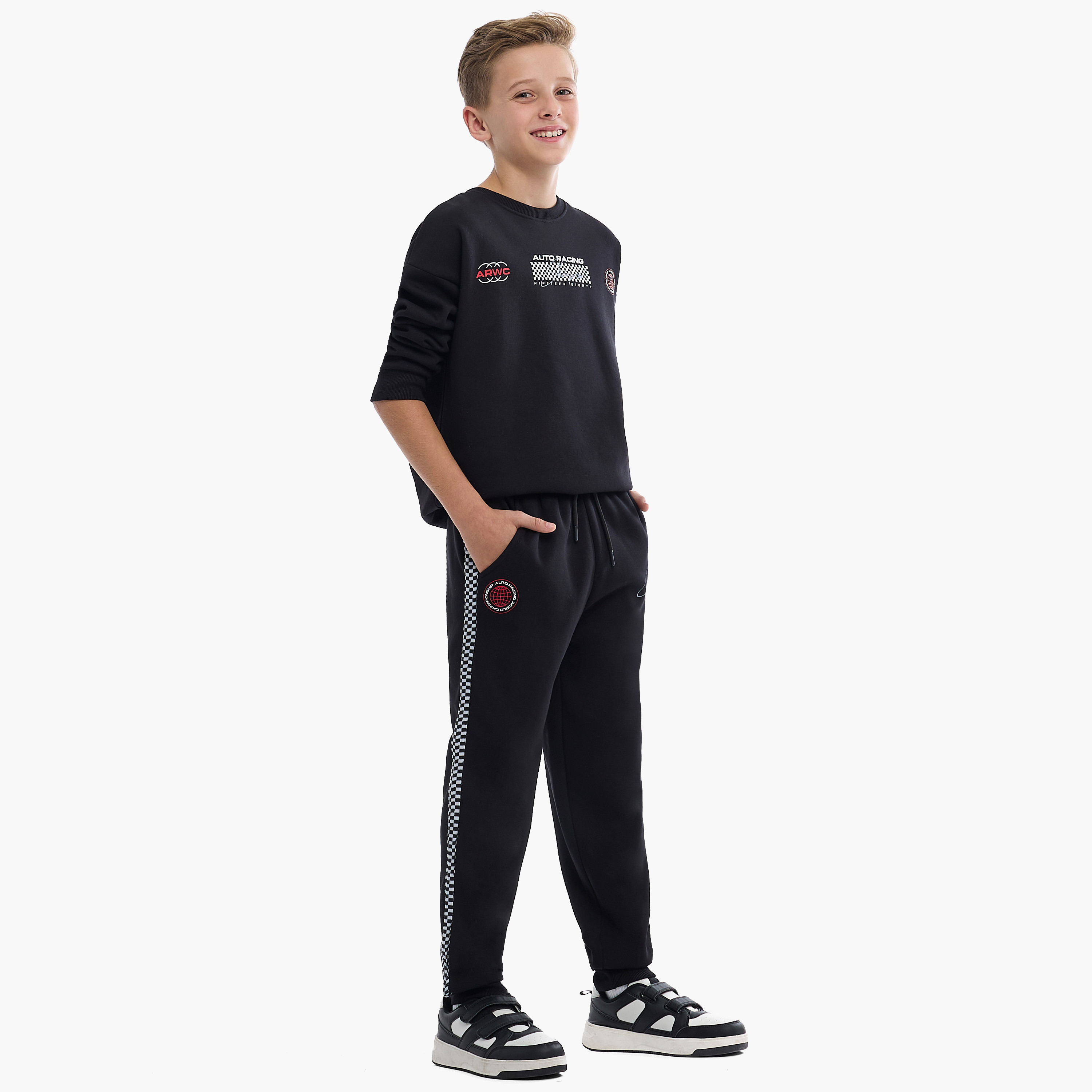 طقم من قطعتين سويت شيرت وبنطلون رياضي بطبعة ورلد إكسبلورر من فيكتور اند جين-boys-clothing-setsandcoords-image-6