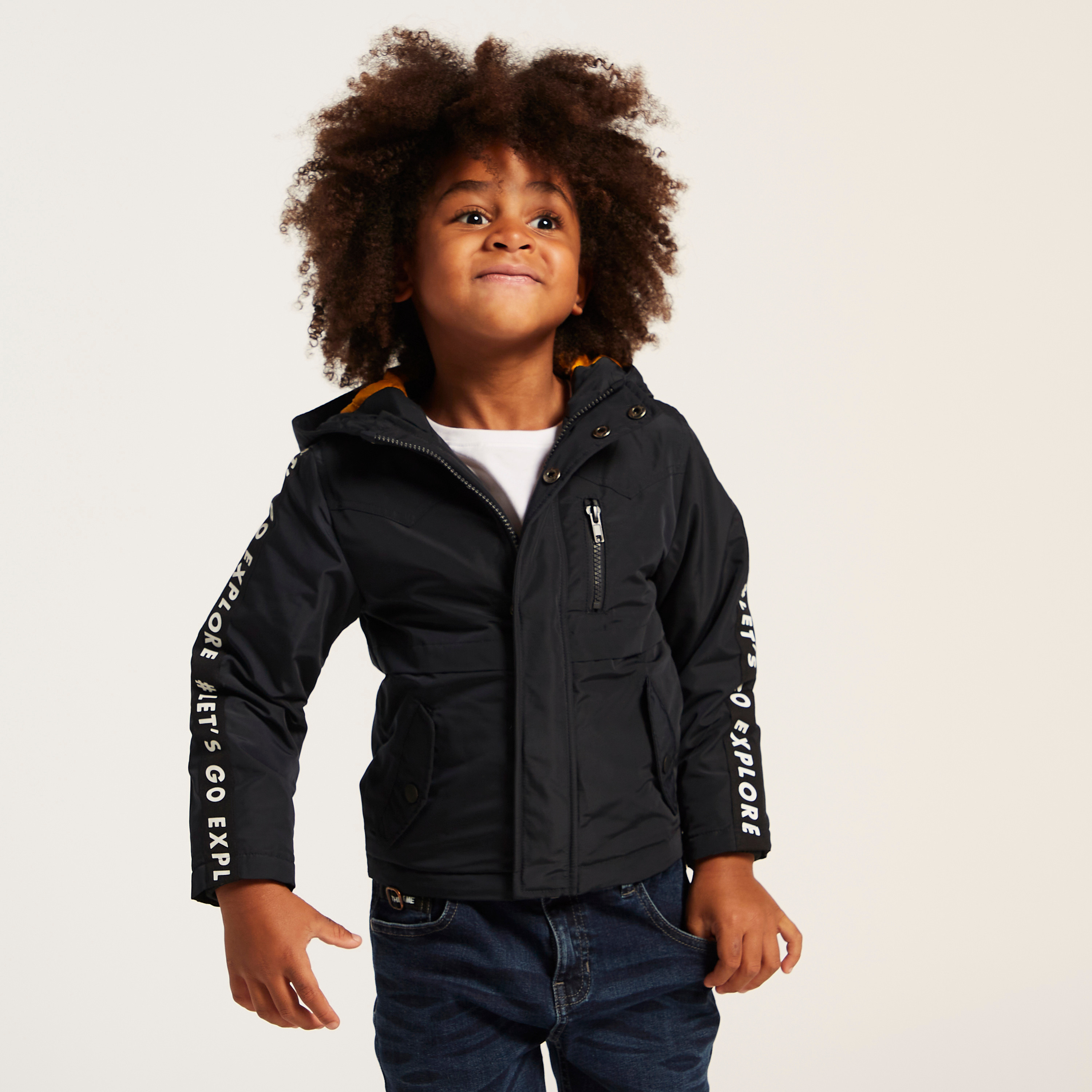 جاكيت سادة بقبّعة وأكمام طويلة وتفاصيل شريط من جونيورز-baby-boys-clothing-winterwear-jacketsandblazers-image-2