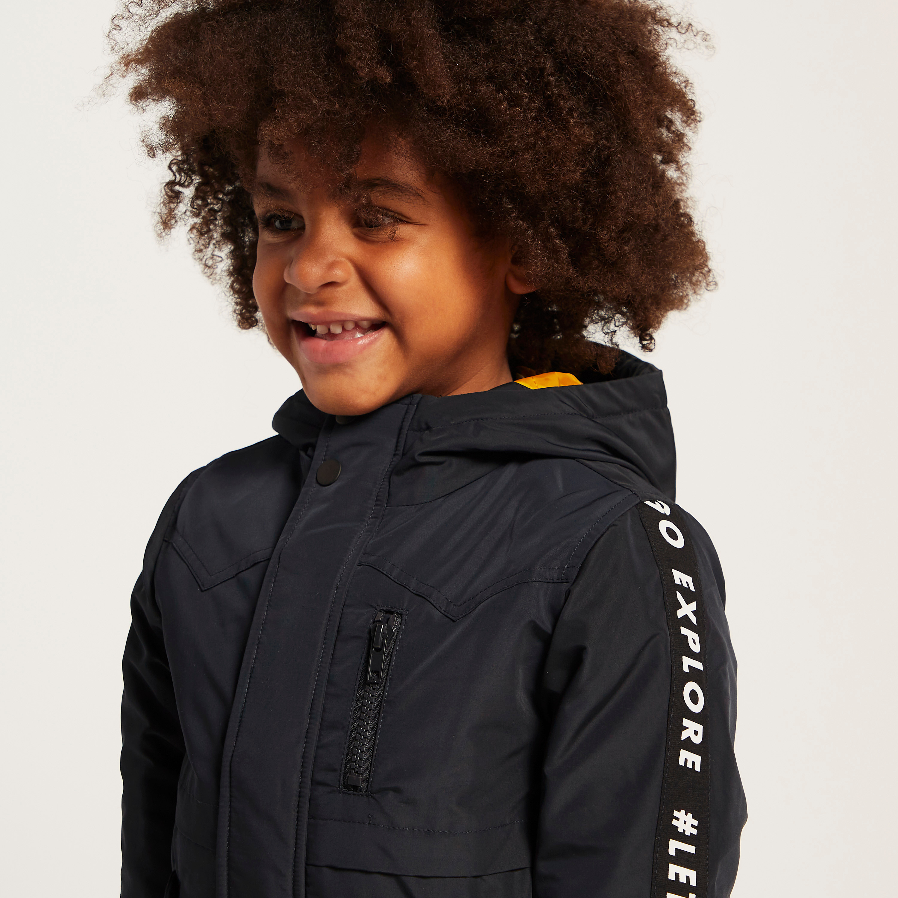 جاكيت سادة بقبّعة وأكمام طويلة وتفاصيل شريط من جونيورز-baby-boys-clothing-winterwear-jacketsandblazers-image-3