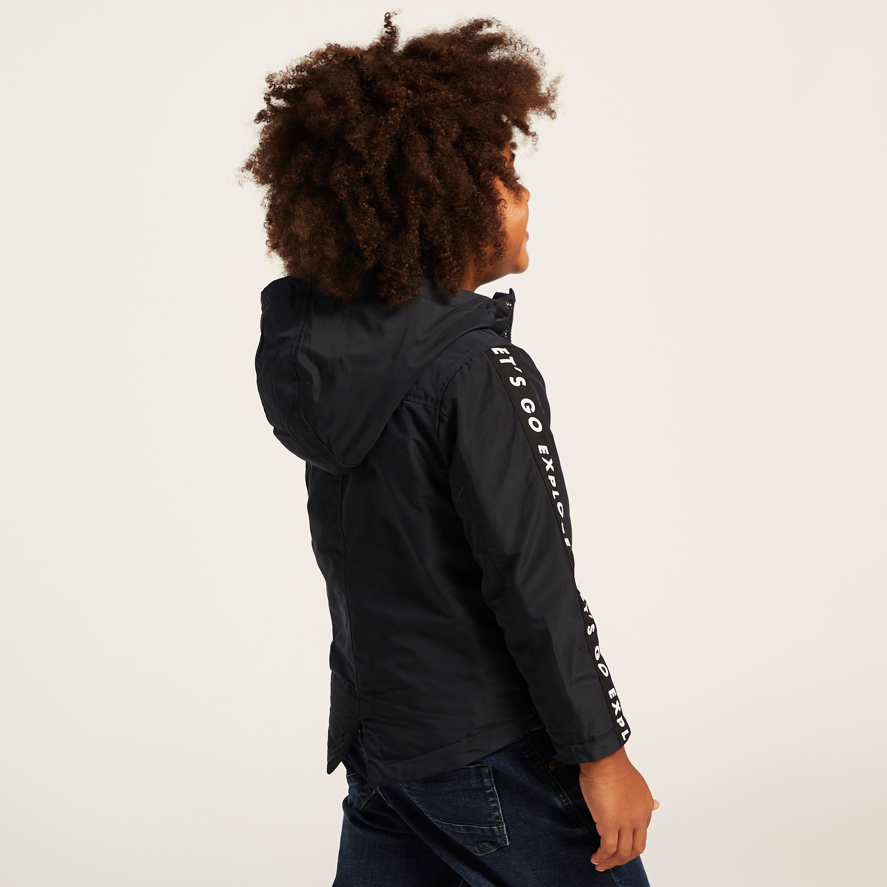 جاكيت سادة بقبّعة وأكمام طويلة وتفاصيل شريط من جونيورز-baby-boys-clothing-winterwear-jacketsandblazers-image-4