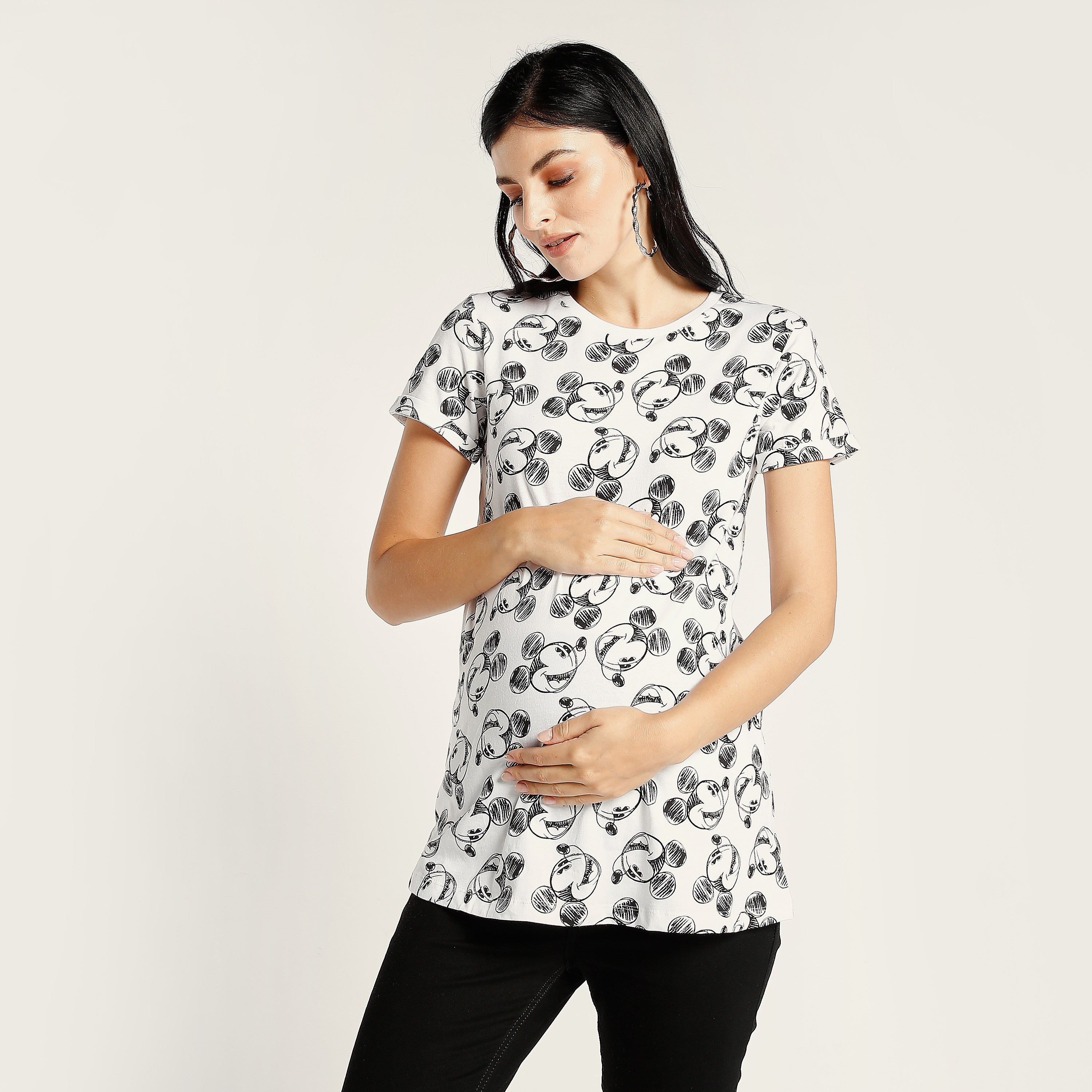 تيشيرت للحوامل بأكمام قصيرة وطبعات ميكي ماوس من لاف مام-baby-maternalcare-maternitywear-image-1