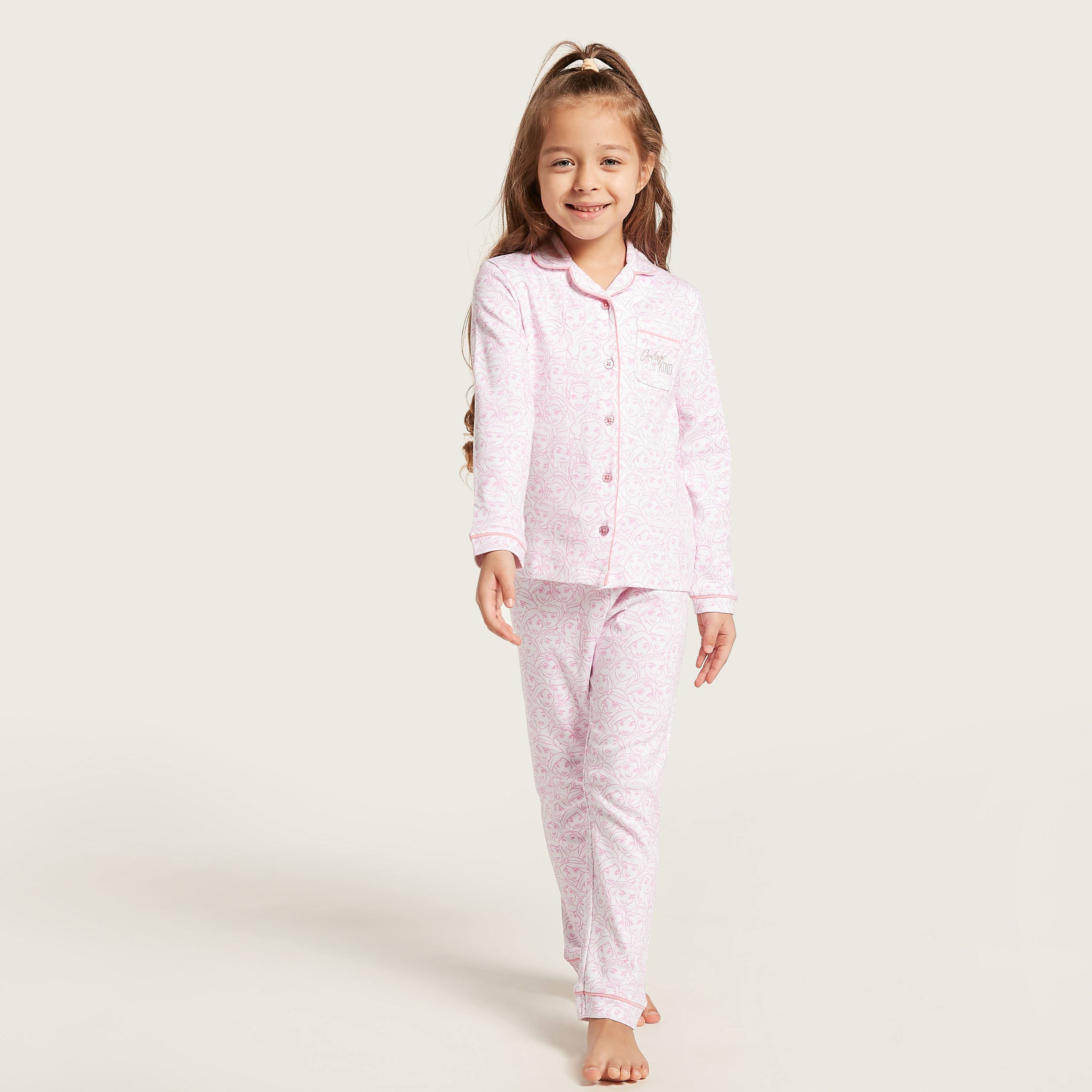 طقم بنطلون بيجاما وقميص نوم بطبعات تزينه بالكامل من ديزني-girls-clothing-nightwear-image-1