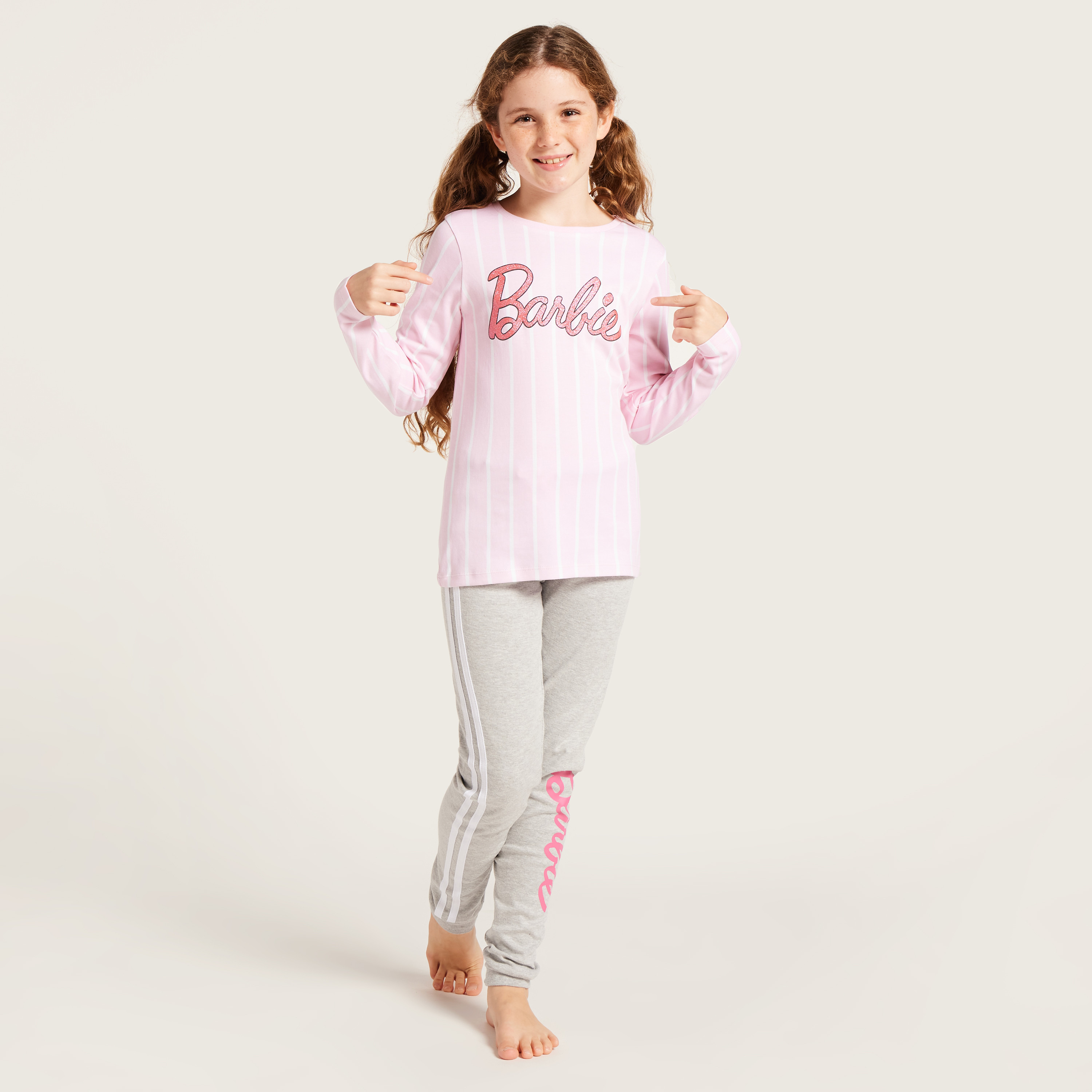 طقم بنطلون بيجاما وتيشيرت بطبعات باربي-girls-clothing-nightwear-image-2