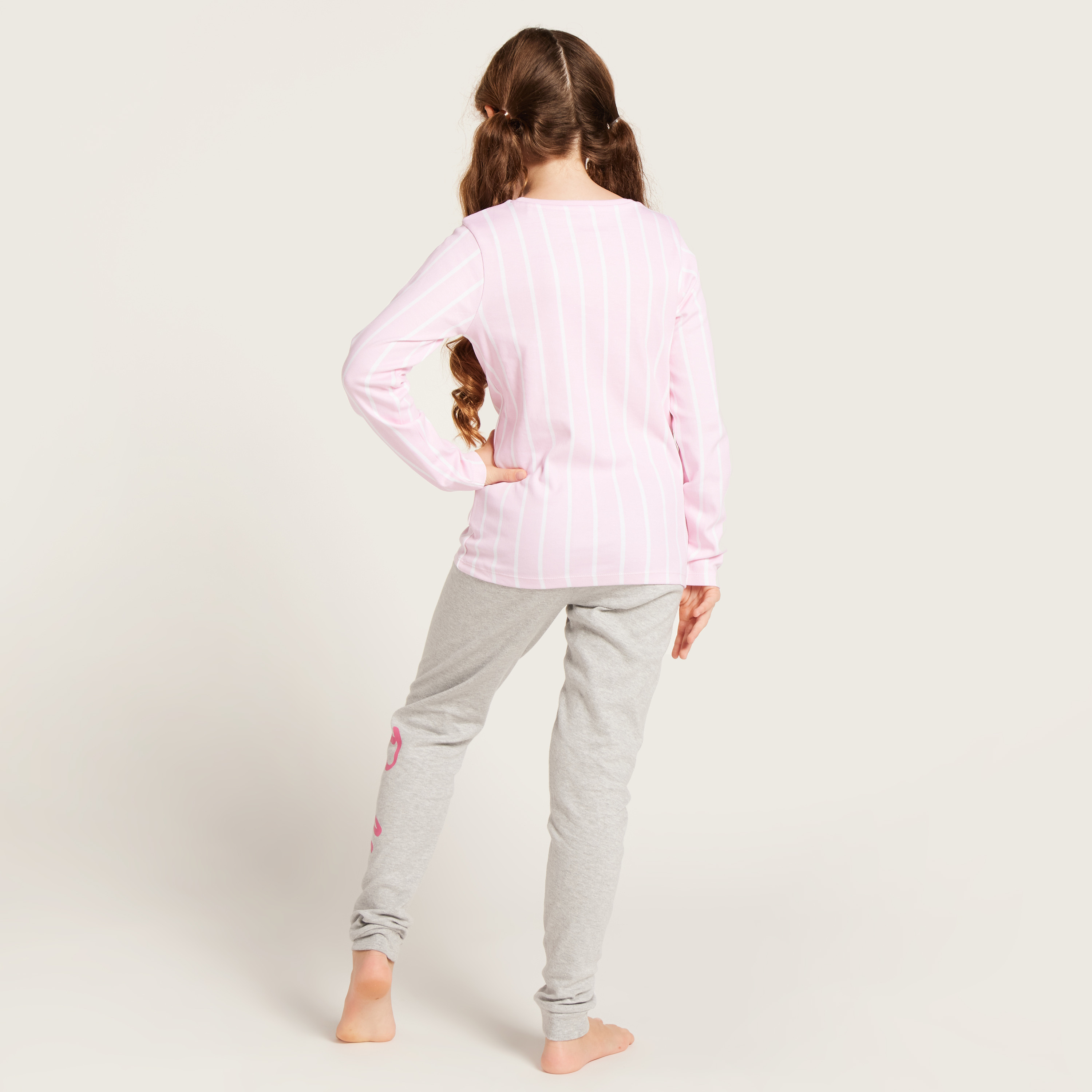 طقم بنطلون بيجاما وتيشيرت بطبعات باربي-girls-clothing-nightwear-image-4
