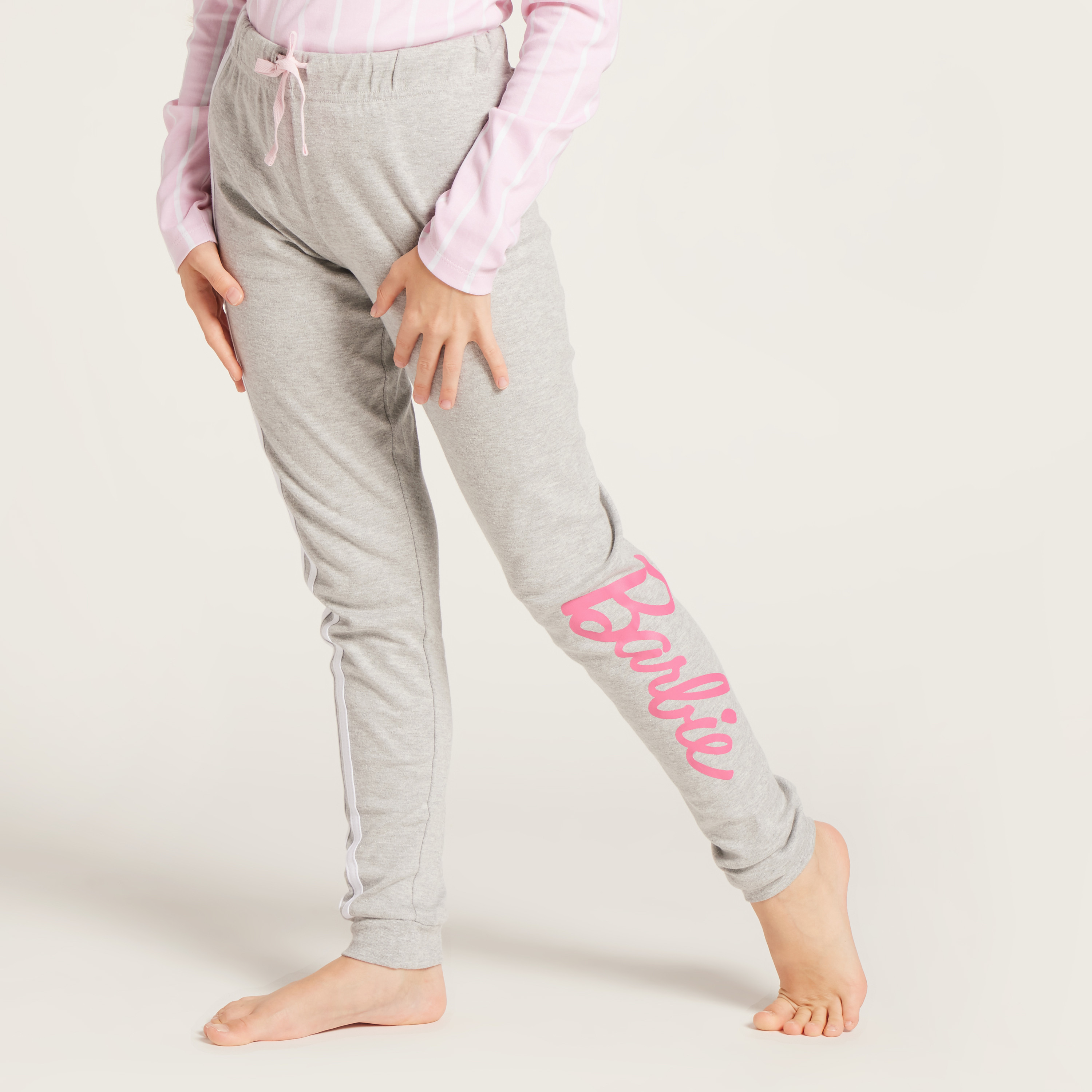 طقم بنطلون بيجاما وتيشيرت بطبعات باربي-girls-clothing-nightwear-image-5