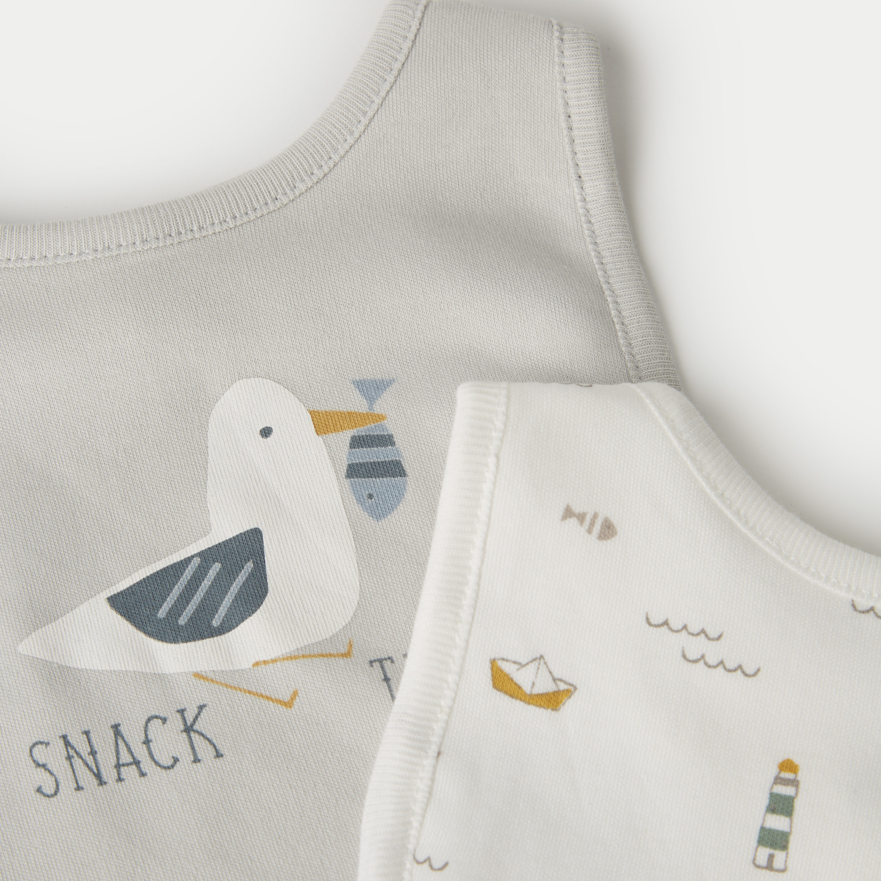 مرايل موسلين بزر إغلاق وطبعات من جونيورز - طقم من قطعتين-baby-feeding-bibs-image-2