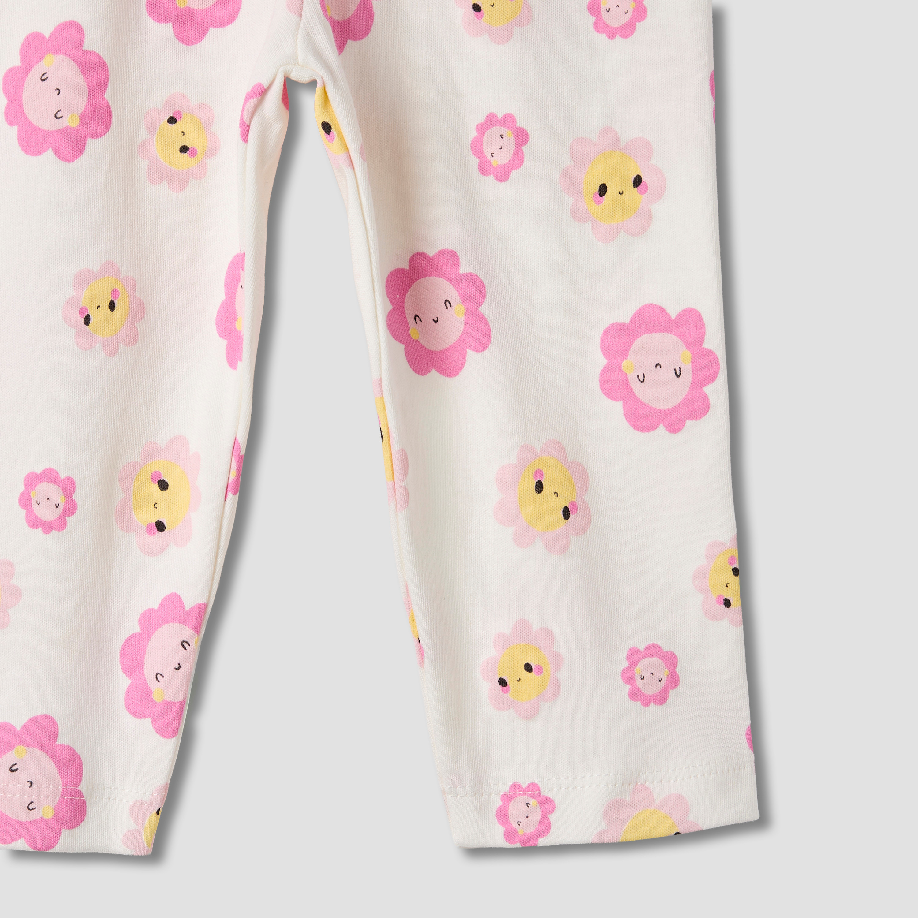 طقم تيشيرت بأكمام طويلة وبنطلون بيجاما بطبعات من جونيورز-baby-girls-clothing-nightwear-pyjamasets-image-7
